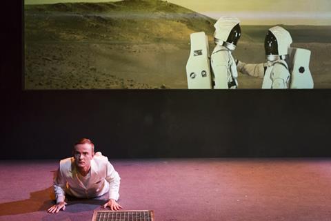 Torsten Flassig als roboterhafter Prüfer Yannick in der Uraufführung "Mars" am Schauspiel Frankfurt