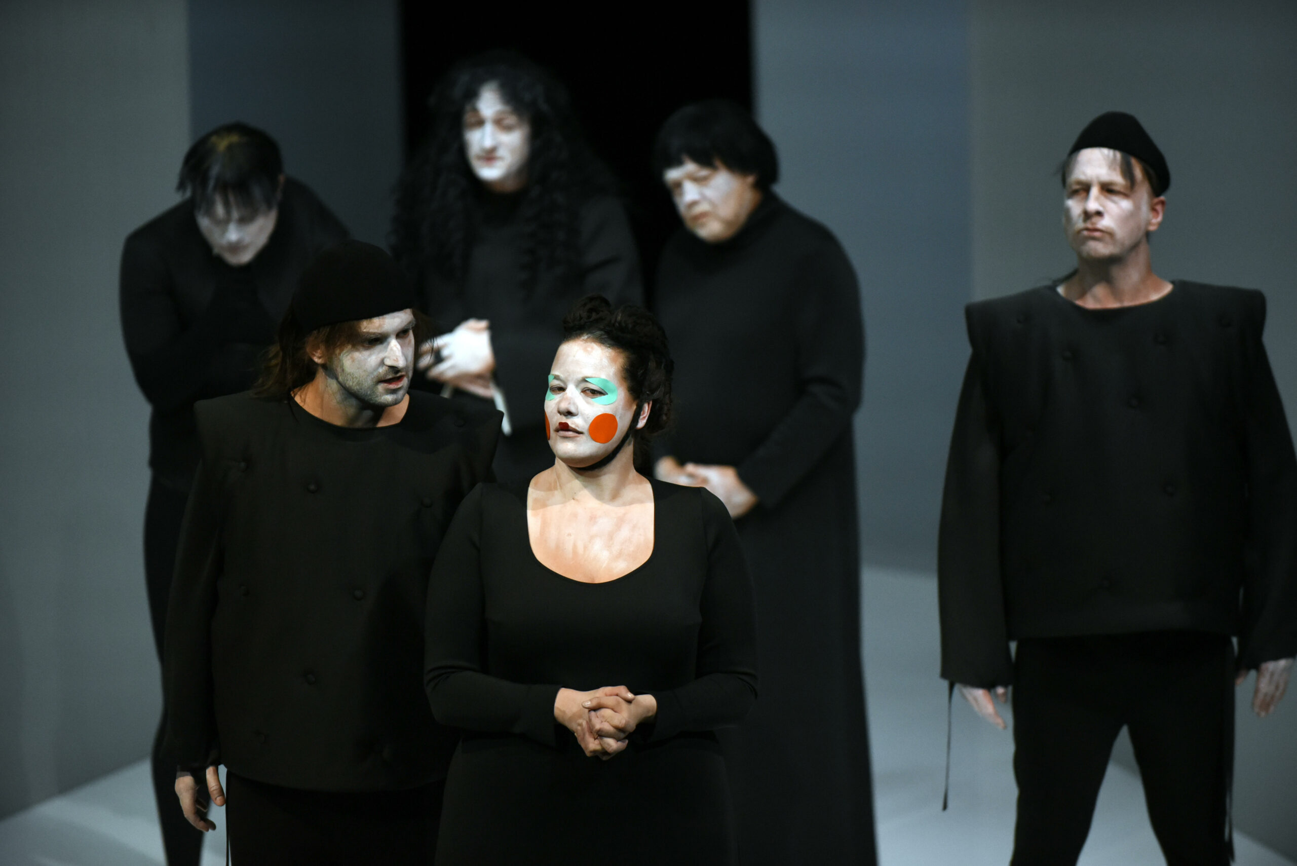 Ensemble in "Margarete Maultasch" am Landestheater Schwaben
