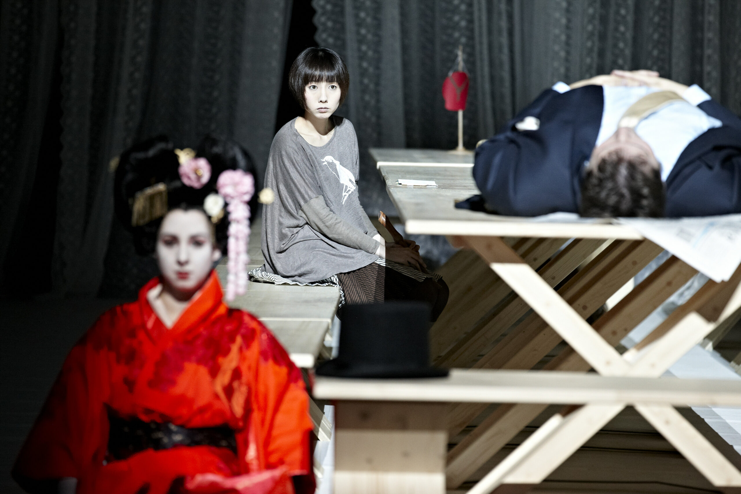 Ruri Ando (Die Nachtigall), Oleksandr Pushniak (Der Kaiser von China) und Nathalie Dinter (vorne) in "Die Nachtigall" am Staatstheater Braunschweig.