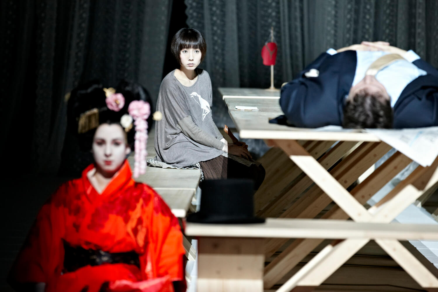 Ruri Ando (Die Nachtigall), Oleksandr Pushniak (Der Kaiser von China) und Nathalie Dinter (vorne) in "Die Nachtigall" am Staatstheater Braunschweig.