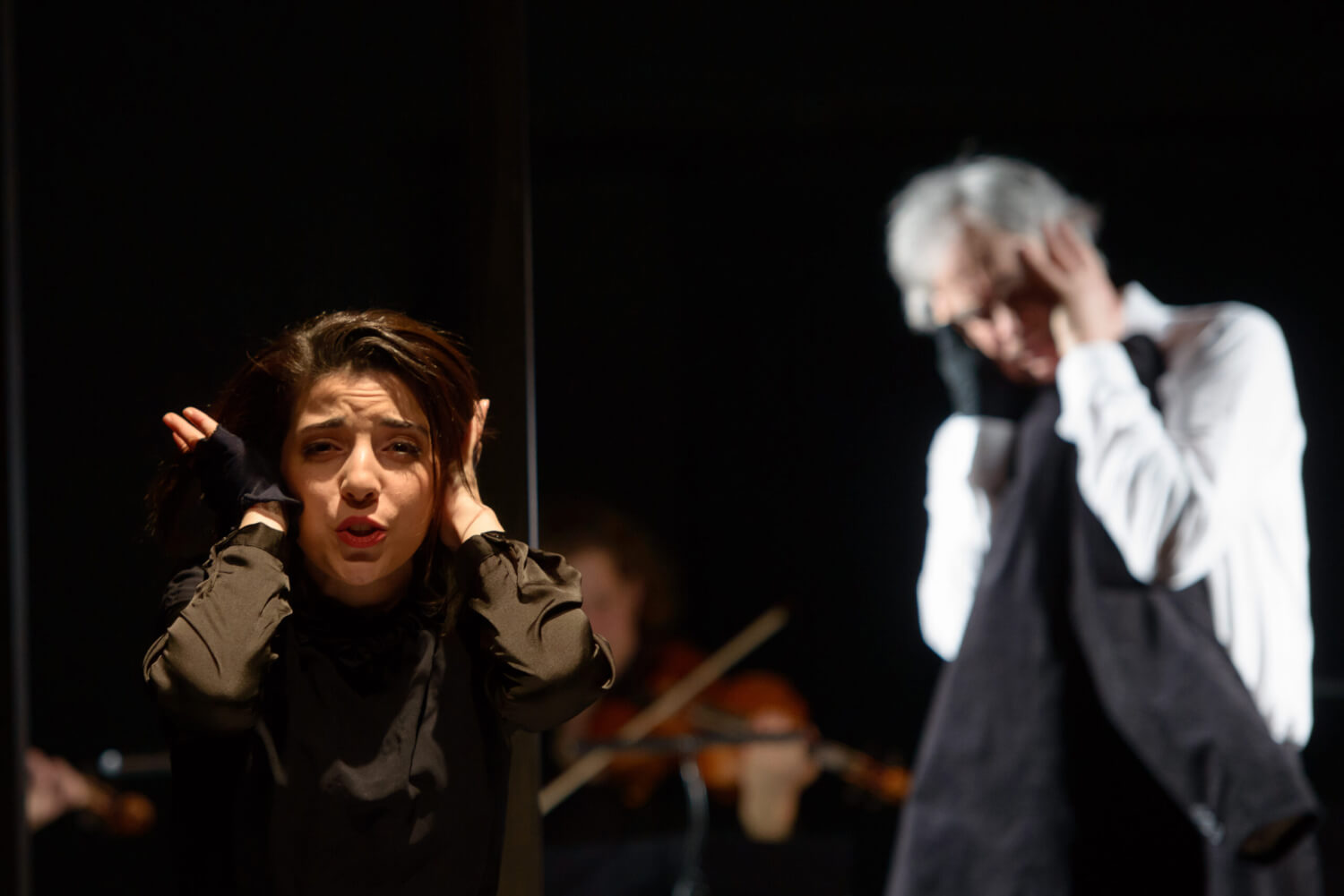 Die Sängerin Karine Minasjan (Recha) und der Schauspieler Christoph Heckel (Elijahu) in  der Uraufführung "Nathan und seine Kinder"