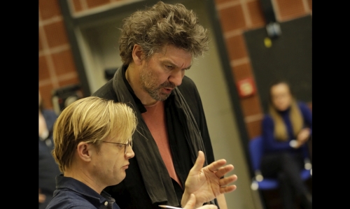 Der Komponist Helmut Oehring und der Dirigent Bas Wiegers bei den Proben zum Böll - Projekt an der Oper Köln. 