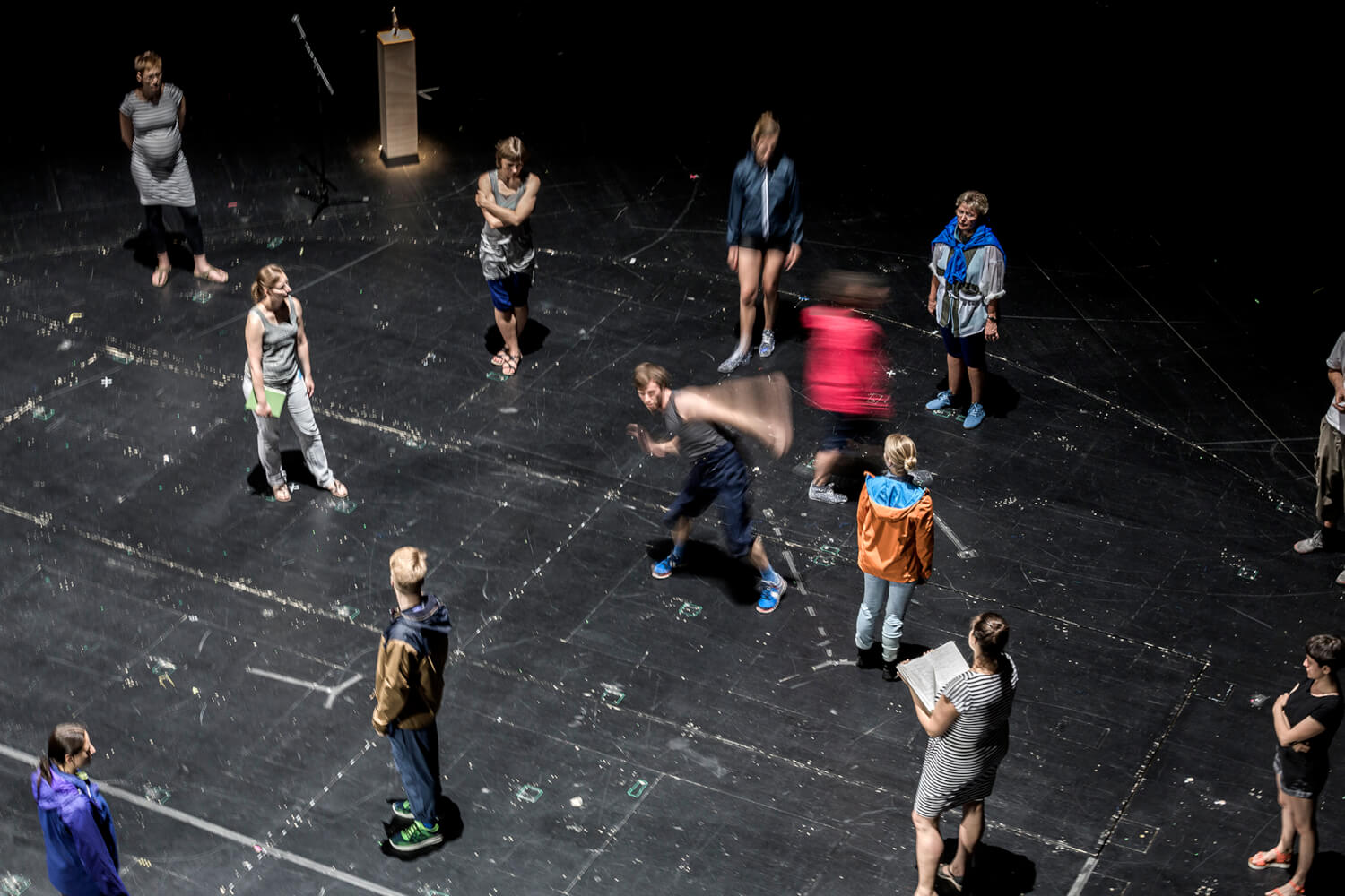 Bewegung am Theater Freiburg in "Chorus/Groove Space"