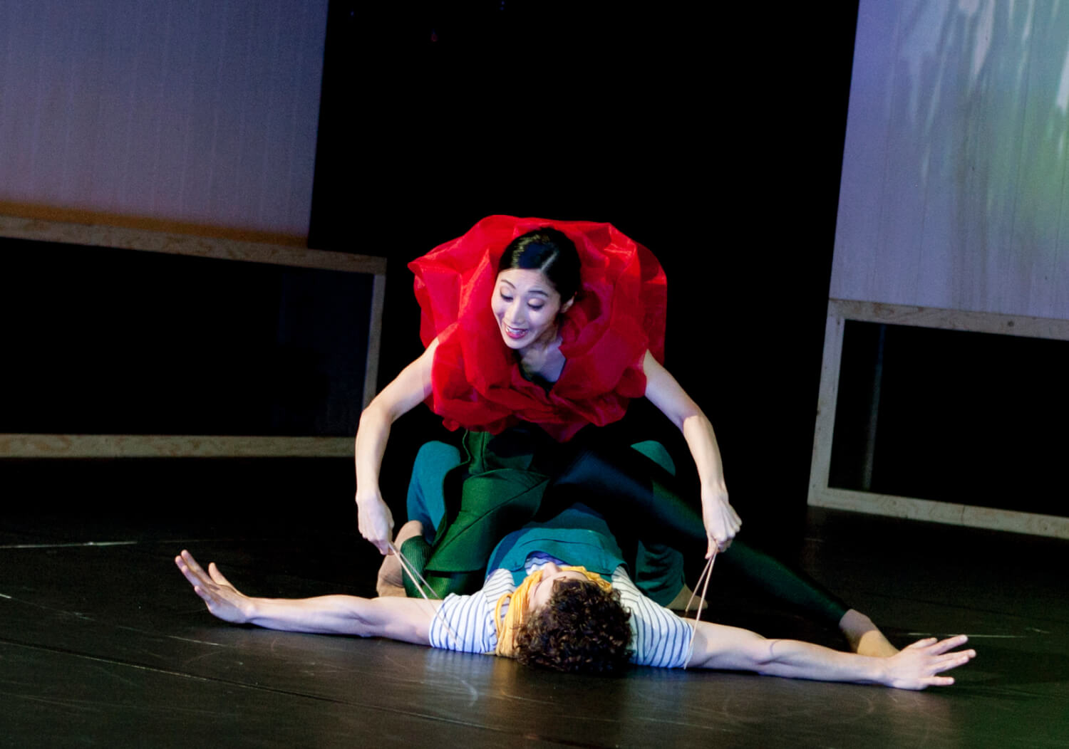 Antoine Jully choreografiert Antoine de Saint-Exupérys Erzählung "Der kleine Prinz" in der Exerzierhalle des Staatstheaters Oldenburg.