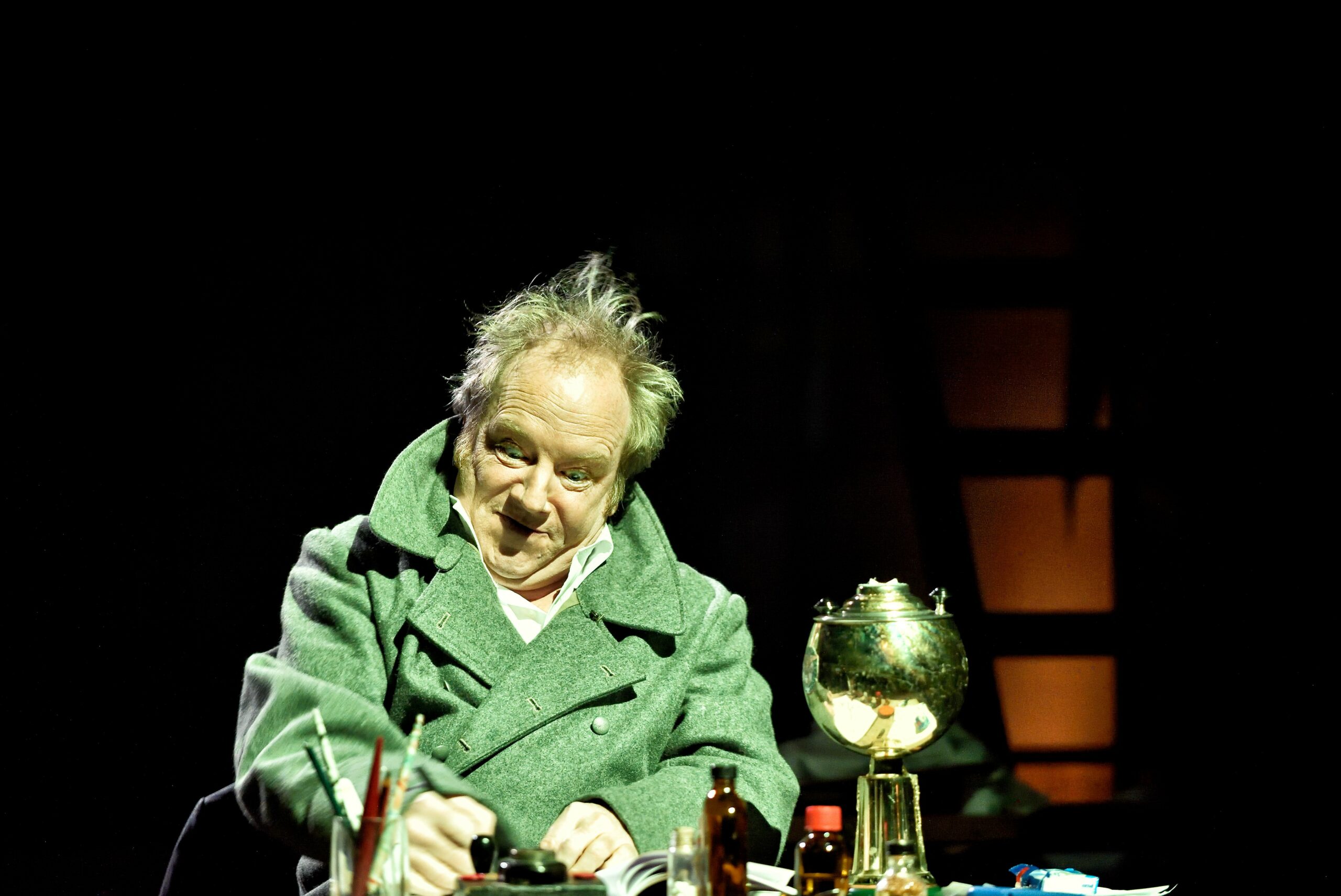 Martin Theuer wird als Fritz Knobel zum skurrilen Dominator der "Schtonk!" - Uraufführung.