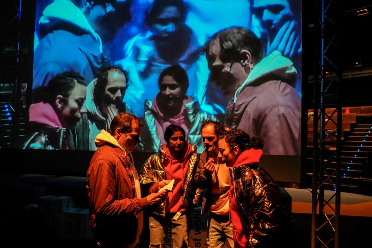 Ensembleszene aus der Stückentwicklung "Scream" am Jungen Ensemble Stuttgart