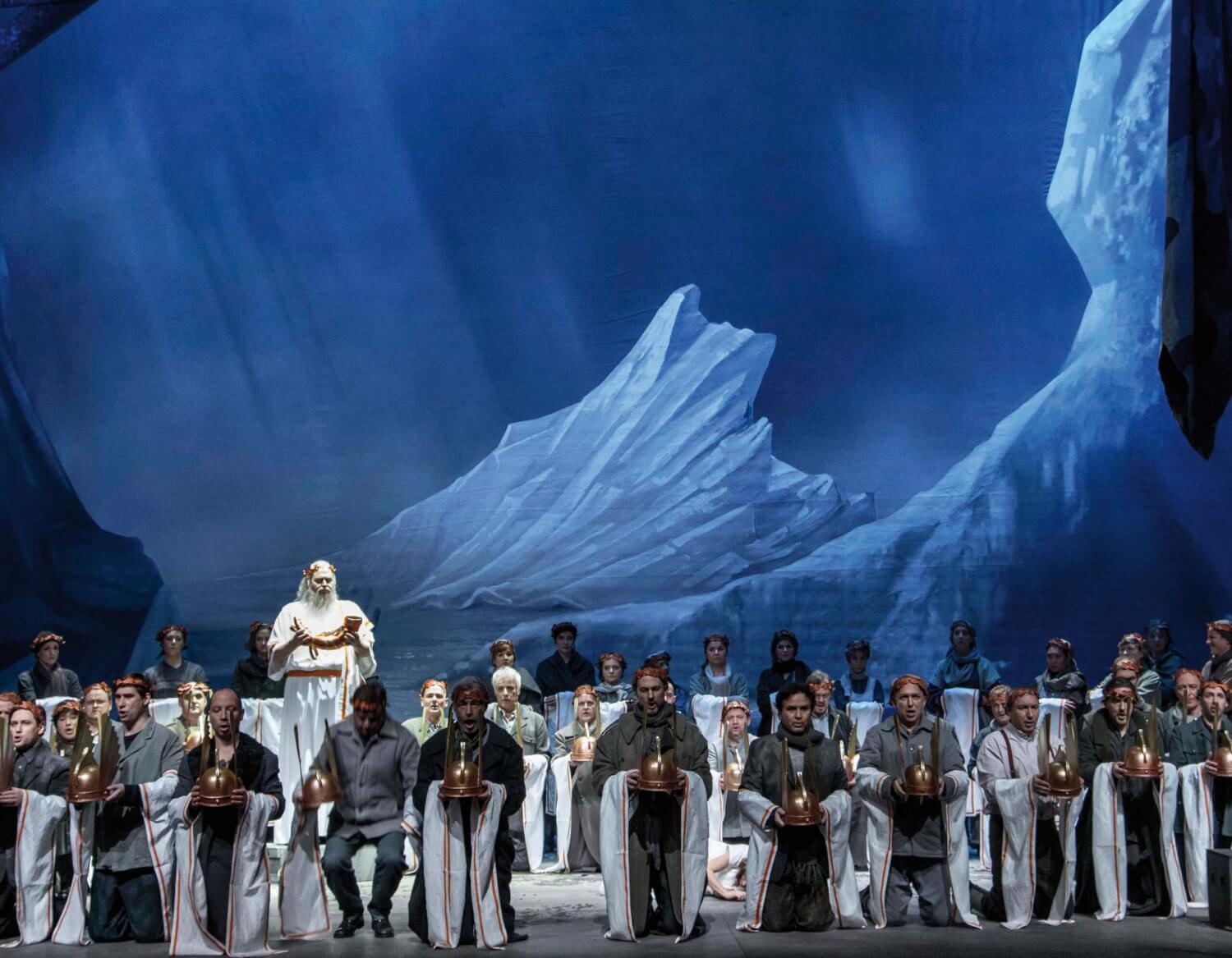 Nächtliches Chor-Tableau im Erfurter "Sigurd"