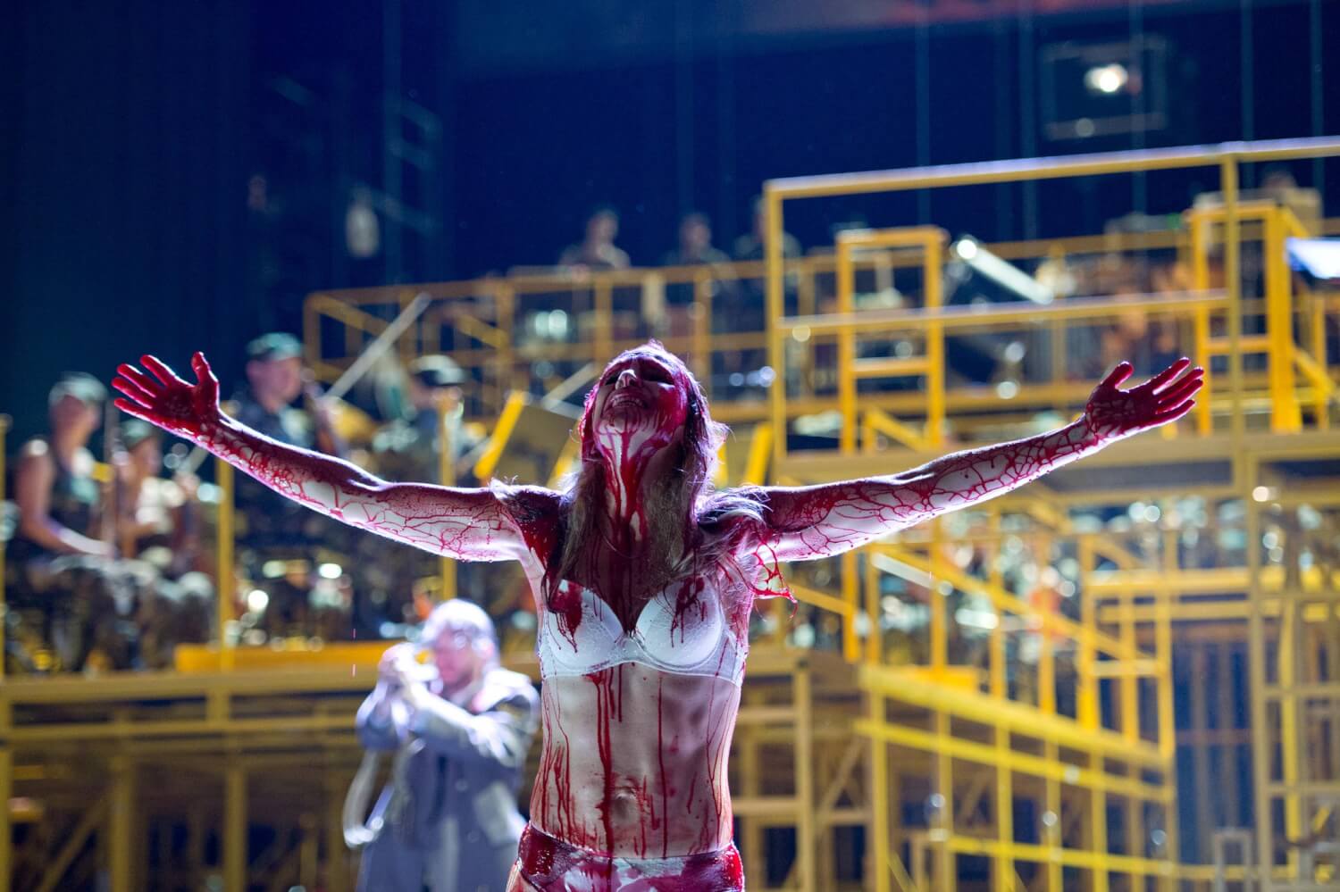 Marie (Susanne Elmark) als Leidensfrau: Die Finalszene aus Calixto Bieitos Inszenierung von Bernd Alois Zimmermanns  Oper "Die Soldaten" am Opernhaus Zürich. 