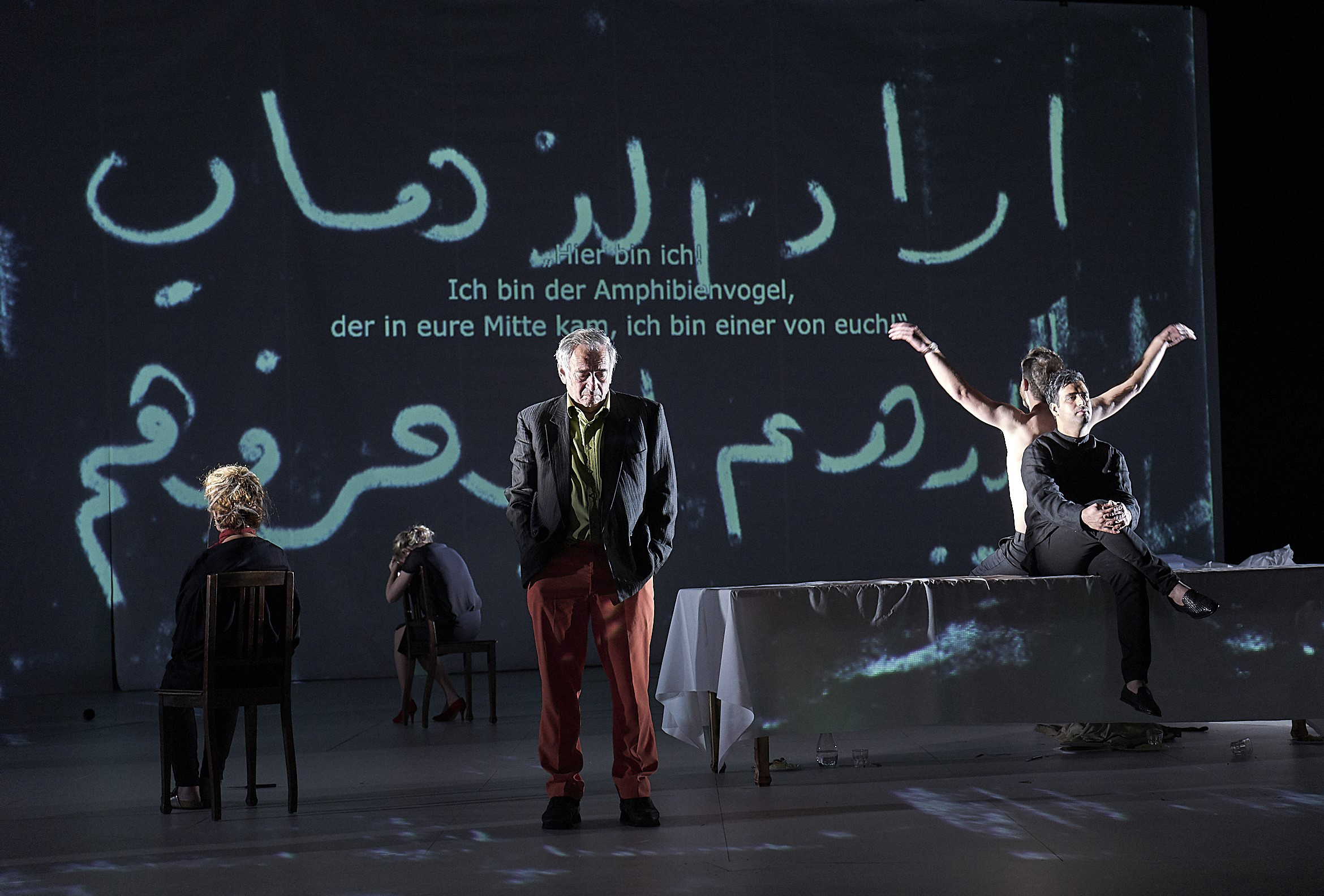 Die Uraufführung von Wajdi Mouawads "Vögel" in der Regie des neuen Intendanten Burkhard C. Kosminski