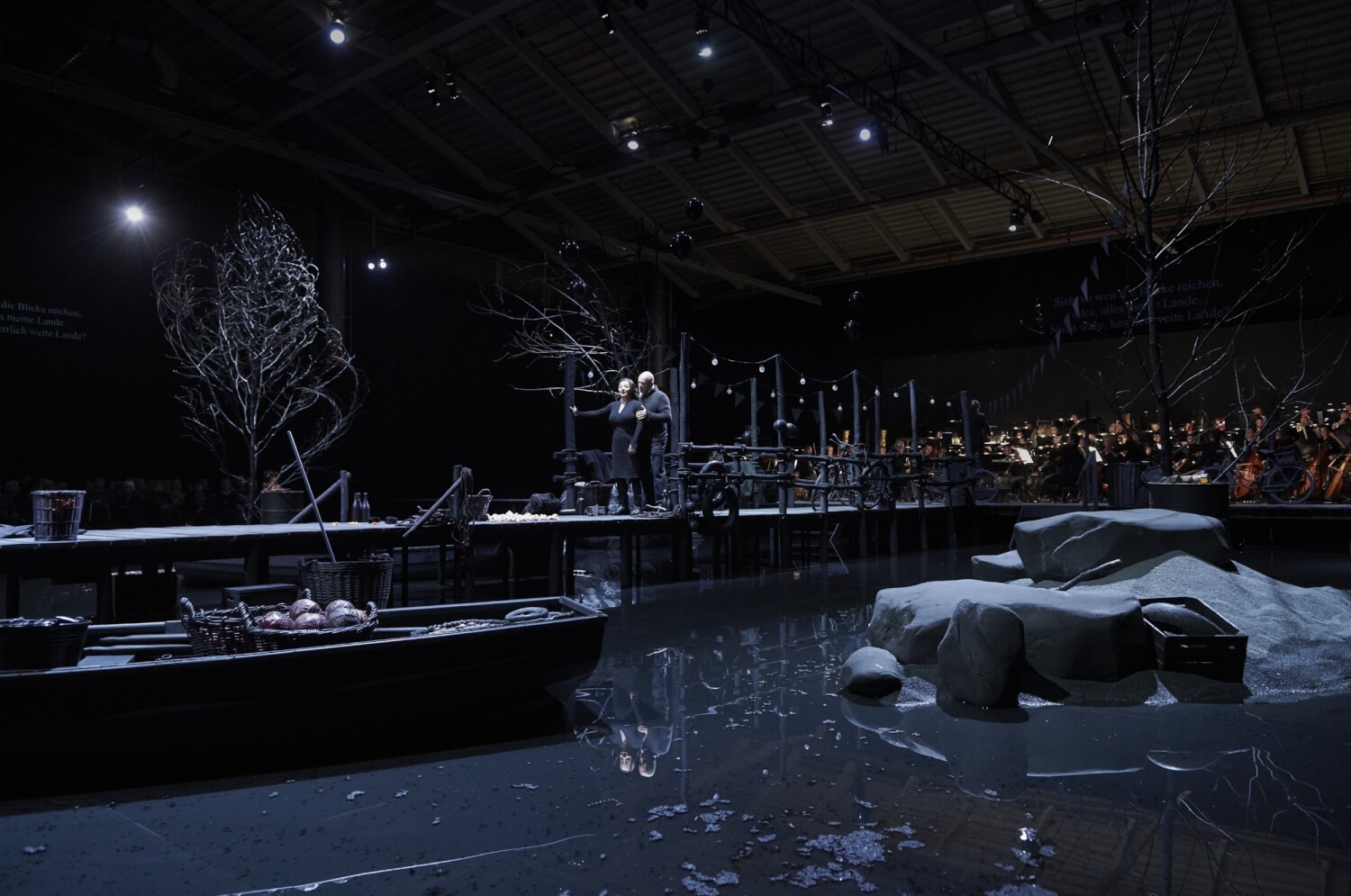 Falk Struckmann (Herzog Blaubart) und Claudia Mahnke (Judith) im beeindruckenden Raum bei "Herzog Blaubarts Burg" in Stuttgart