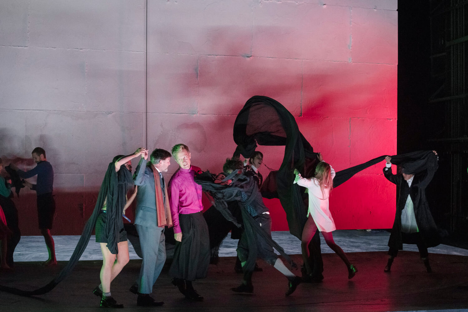 "Die Jüdin von Toledo" vor  Mauer im Schauspielhaus Bochum