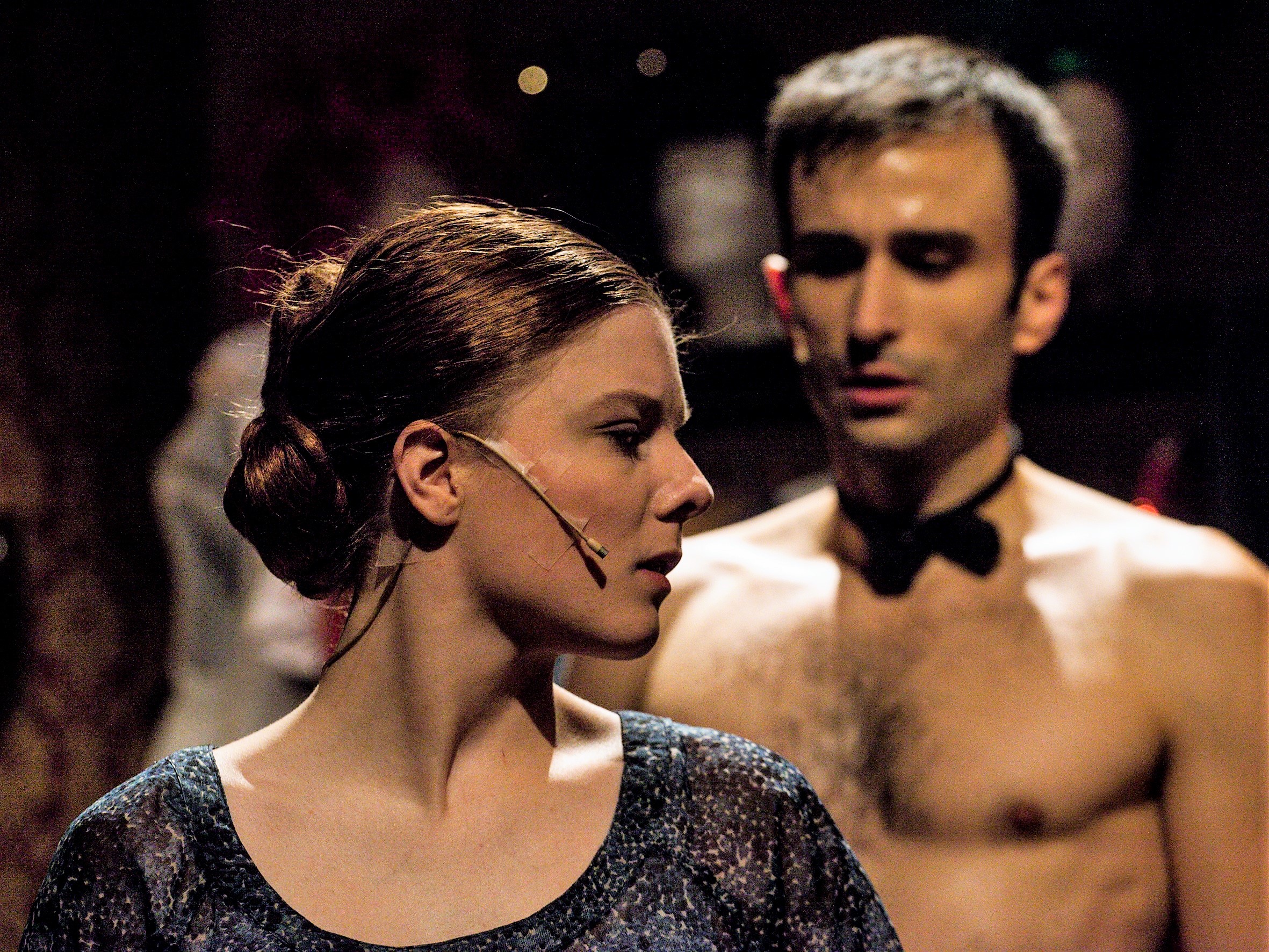 "Der Reigen" in Eggenfelden: Die Ehefrau (Carolin Waltsgott) sucht beim Tänzer (Markus Krenek) die (sexuelle) Erfüllung, er sucht eine Beziehung.