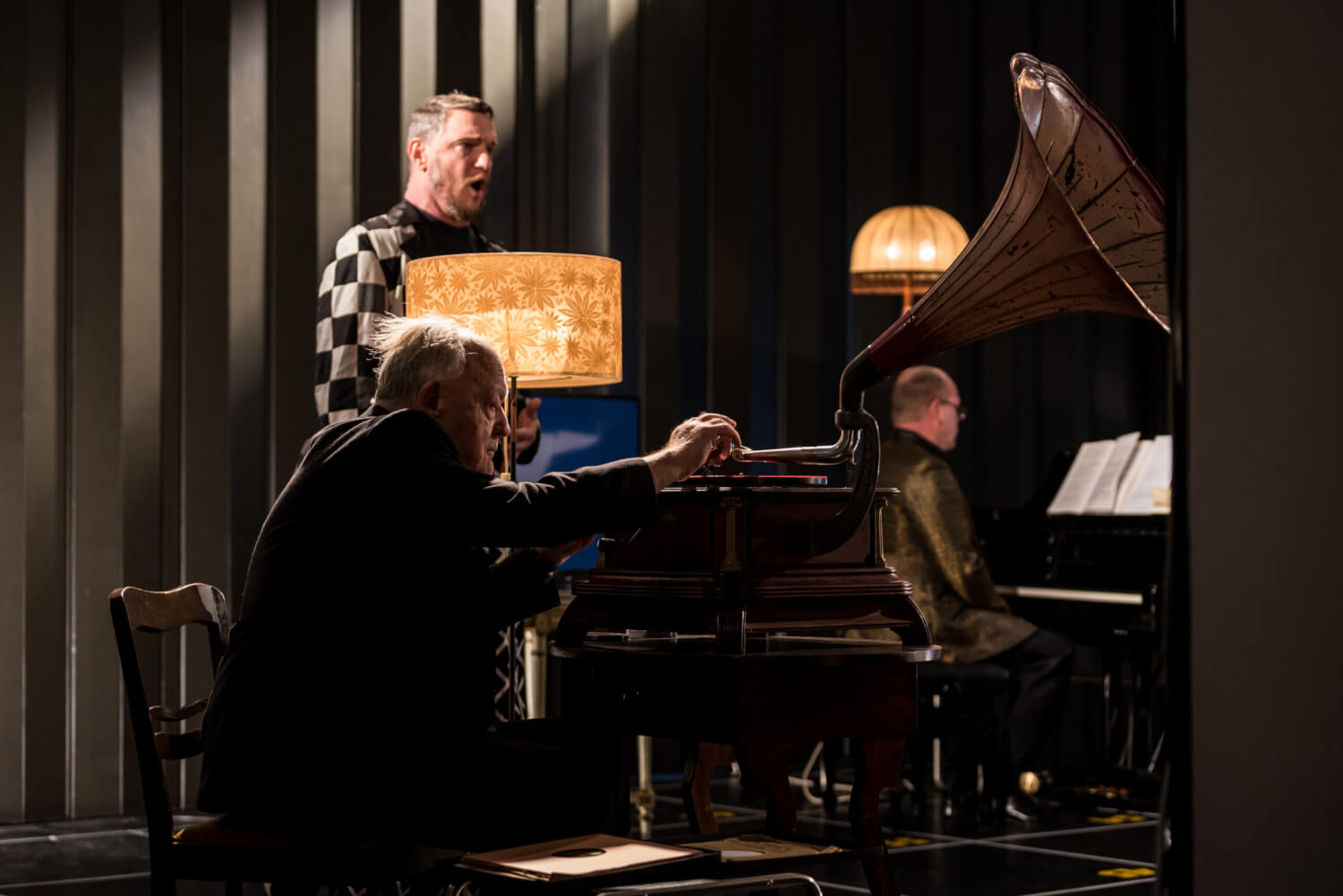 Im zweiten Teil des Doppelabends inszeniert Johannes Weigand Cages "Europera 5" in, wie vorgeschrieben, exakt 60 Minuten.