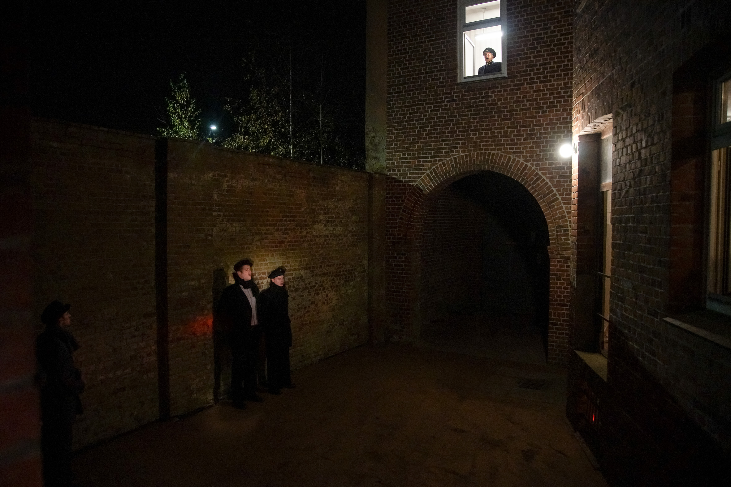 Vom Fenster aus schaut Prinz Heinrich zu: Im Hof des ehemaligen Gefängnistraktes einer Marine-Kaserne in Kiel wird die Hinrichtung der „Rädelsführer“ zweier meuternder Matrosen nachgespielt