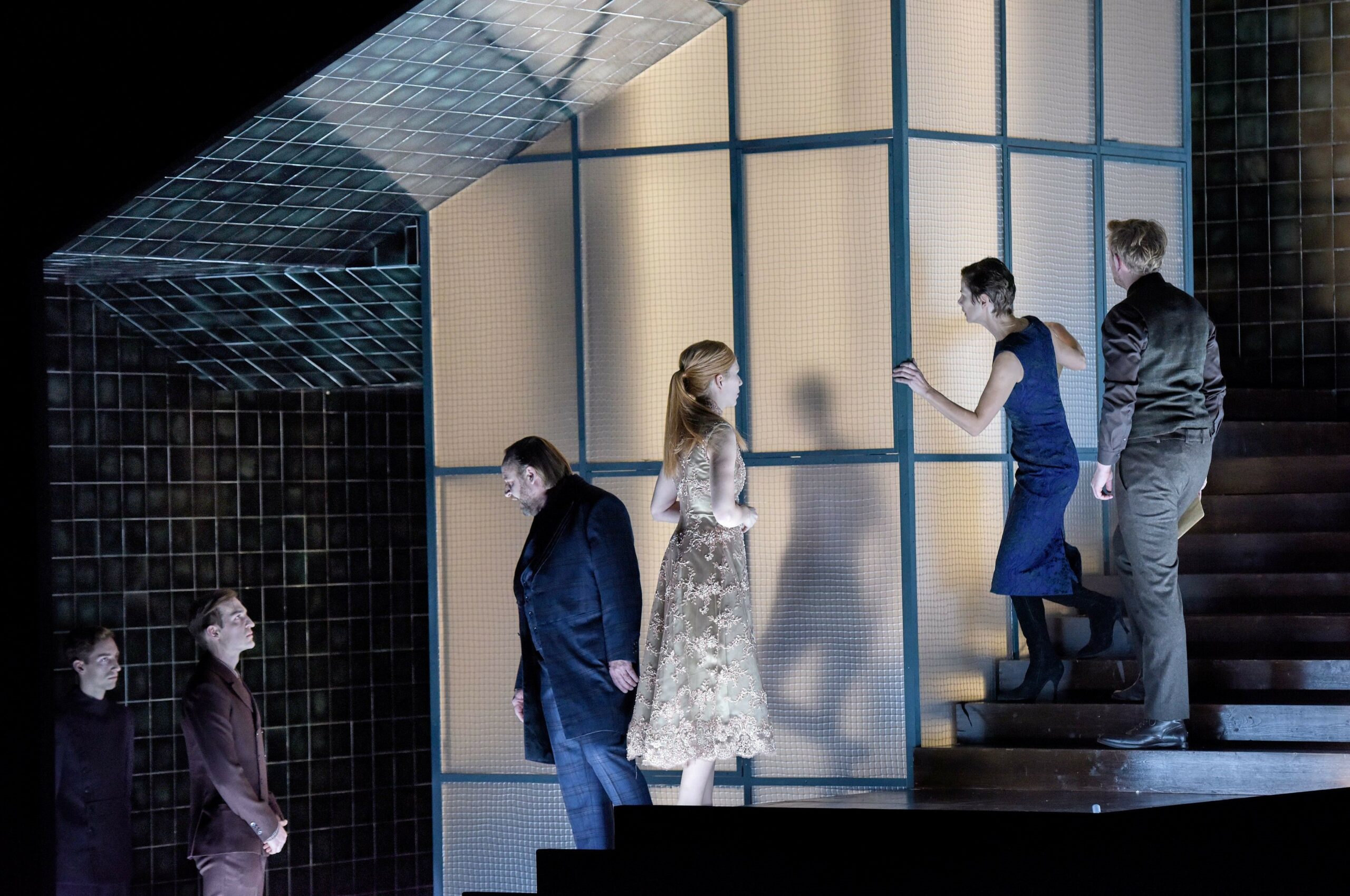 Einander begegnen im Treppenhaus: das "Medea"-Ensemble am Schauspiel Stuttgart
