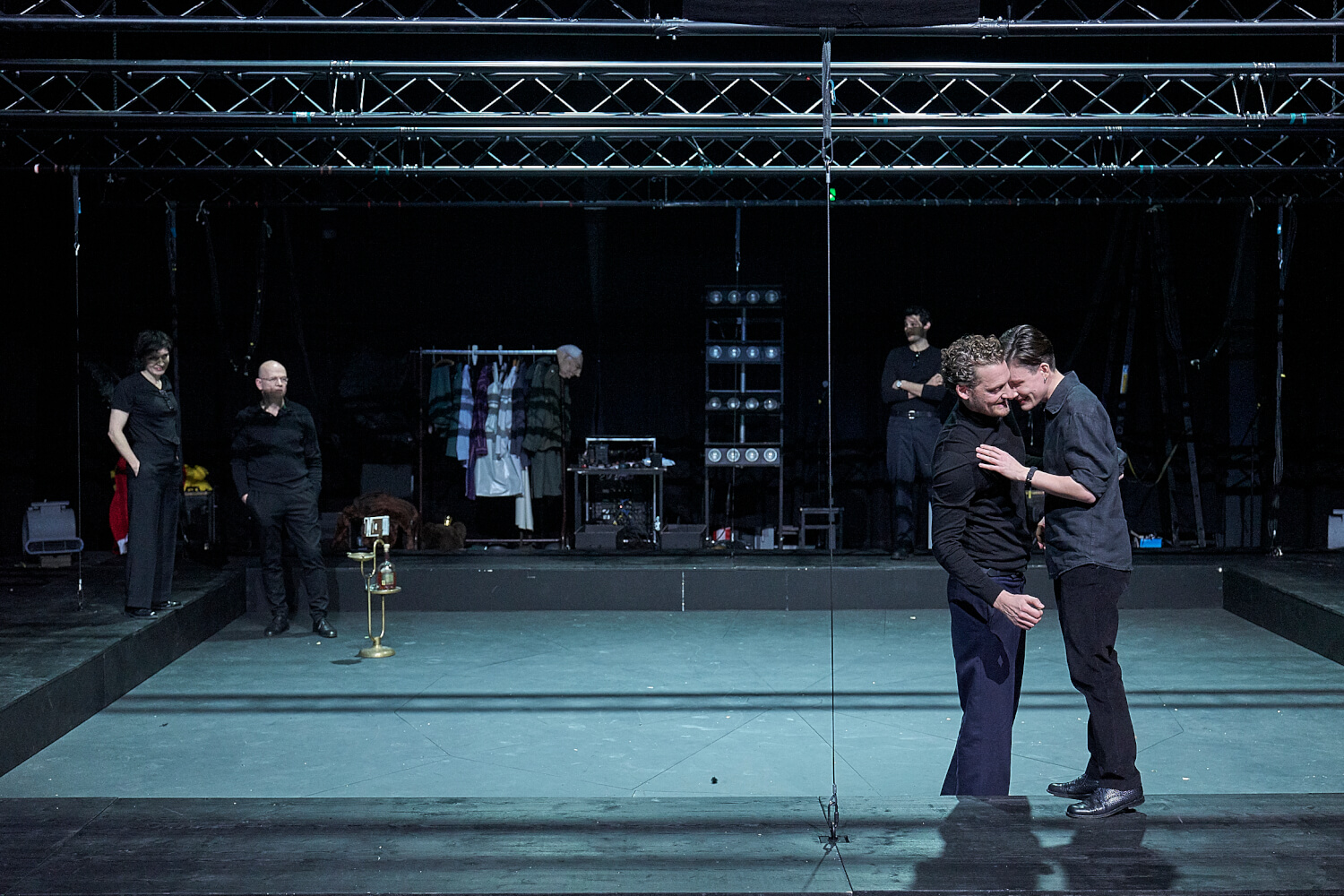 Ein müllermimendes Ensemble in "heiner 1-4" am Berliner Ensemble