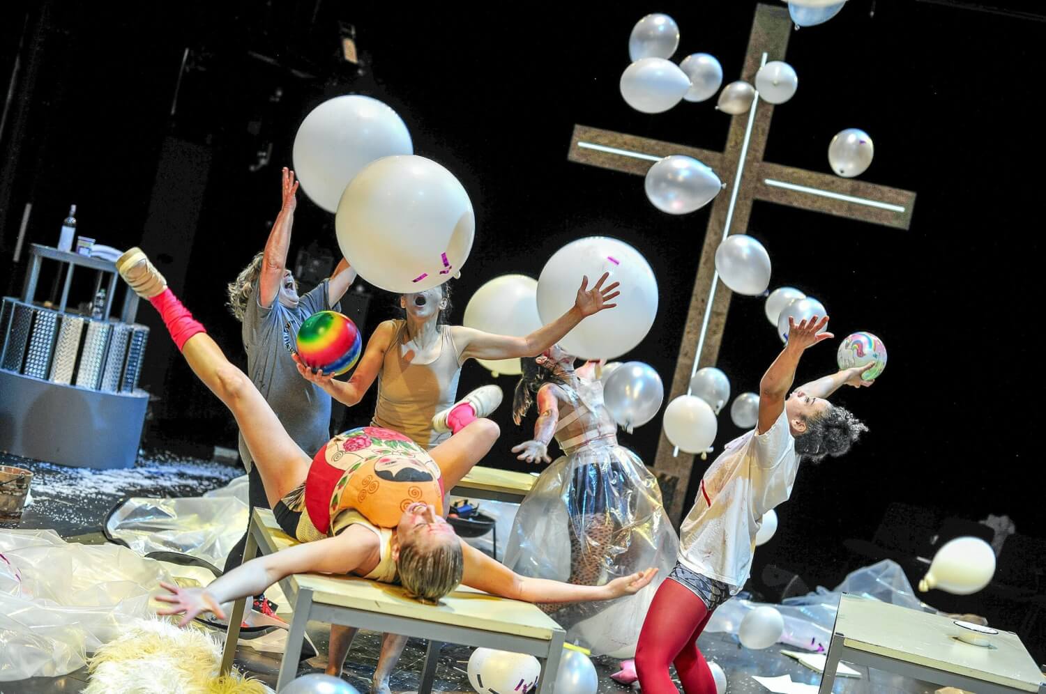 Eva (Birte Leest), Valeria (Shari Asha Crosson), Salome (Gina Calinoiu), Joanne (Fanny Staffa) und Baubo (Ursula Schucht) in "Mit freundlichen Grüßen eure Pandora"