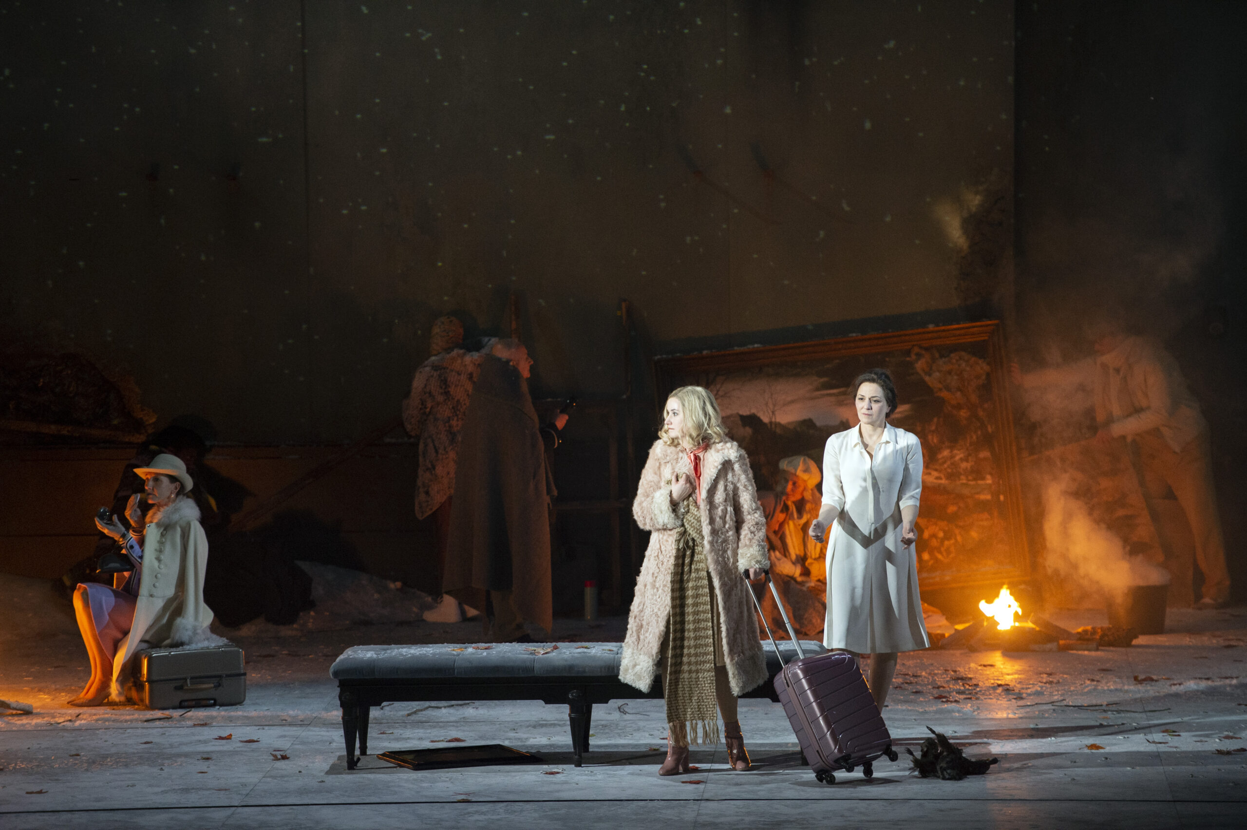 „Violetter Schnee” an der Staatsoper Unter den Linden: Anna Prohaska (Silvia), Martina Gedeck (Tanja) und Ensemble