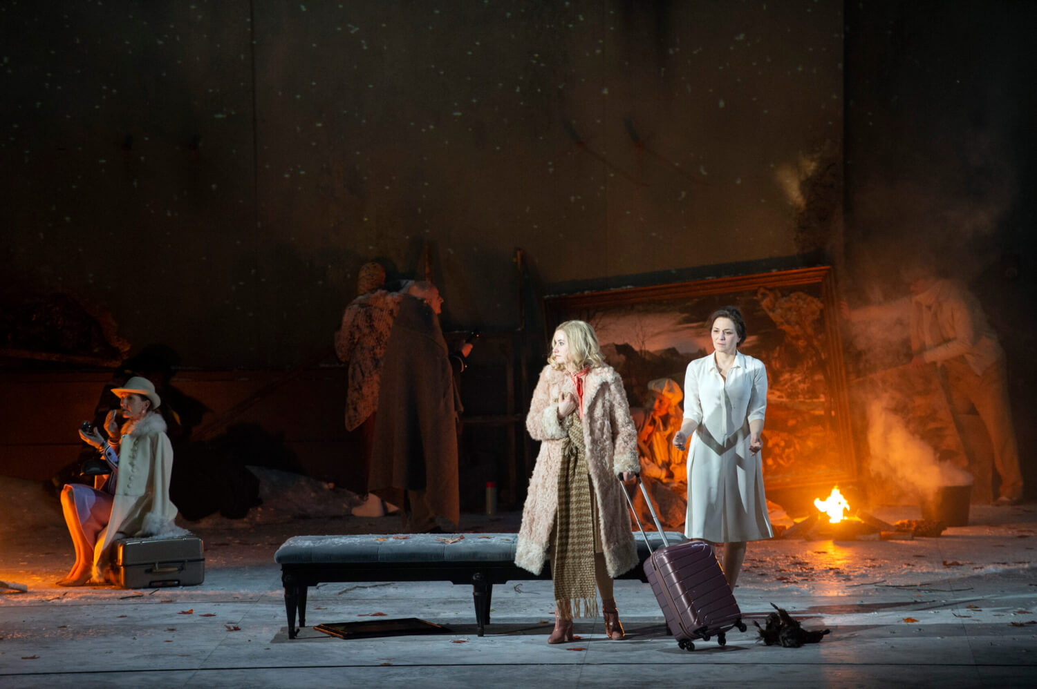 „Violetter Schnee” an der Staatsoper Unter den Linden: Anna Prohaska (Silvia), Martina Gedeck (Tanja) und Ensemble