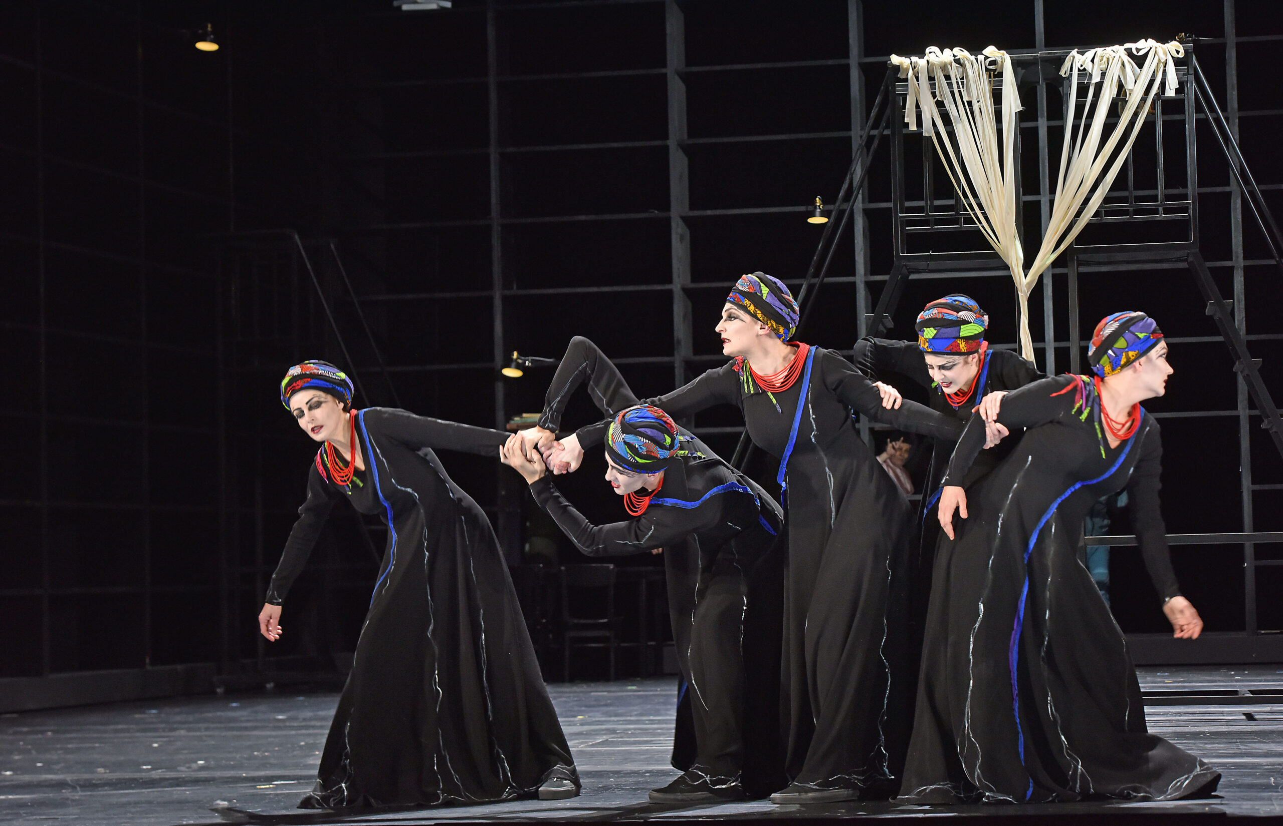 Multiple Medeas auf der Bühne des Saarländischen Staatstheaters (v.l..: Isabella Taufkirch, Stefan Meseguer´Alves, Judith Braun, Pauliina Linnosaari, Christiane Motter)