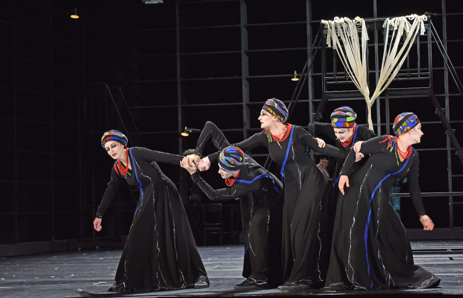 Multiple Medeas auf der Bühne des Saarländischen Staatstheaters (v.l..: Isabella Taufkirch, Stefan Meseguer´Alves, Judith Braun, Pauliina Linnosaari, Christiane Motter)