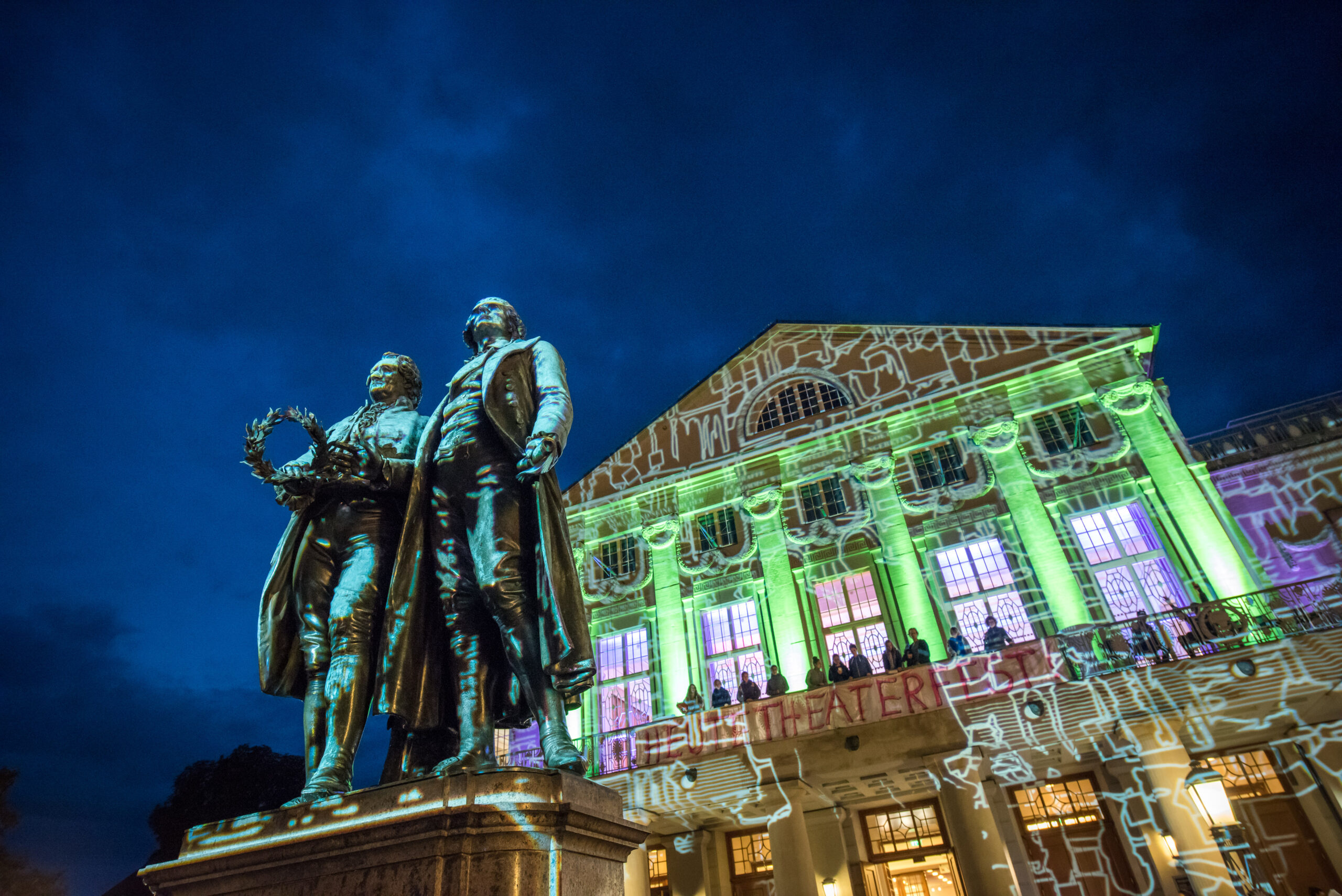 Die Klassiker Goethe und Schiller vor dem Deutschen Nationaltheater Weimar