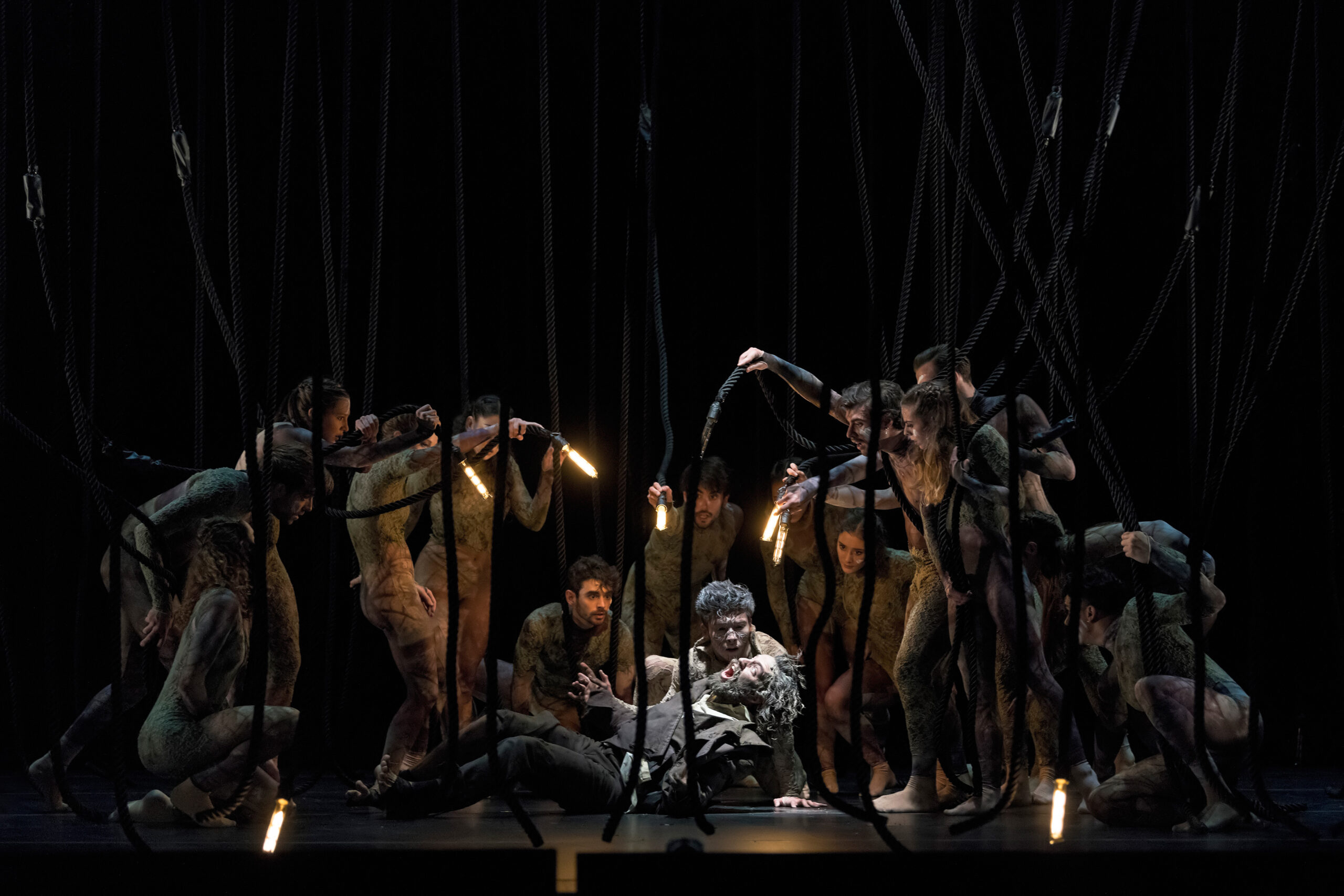 Der Sommernachtstraum wird zum Trauma: das herausragende Tanz-Ensemble in Goyo Monteros Shakespeare-Adaption.