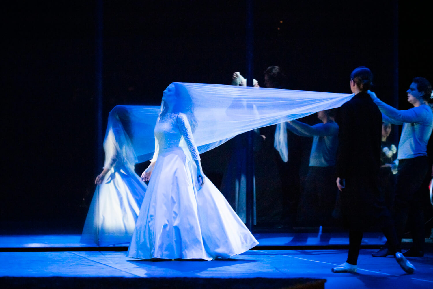 Schöne Bilder aus der Unterwelt: Andriana Chuchman (Euridice) und Dmitry Korchak (Orphée) in der Choreographie und iszenierung von John Neumeier