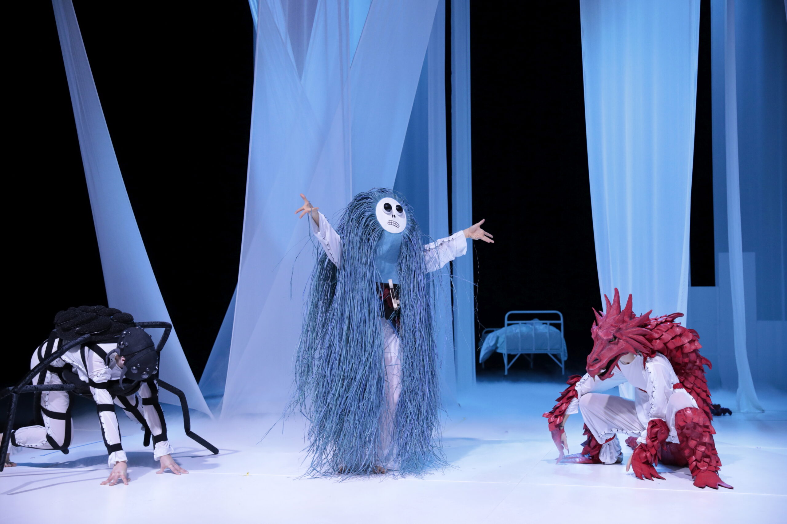 Die Plüschtiere tanzen durch den Traum: Celine Werkhoven (Spinne), Fhunyue Gao (Zauberer) und Maria Demandt (Drache)