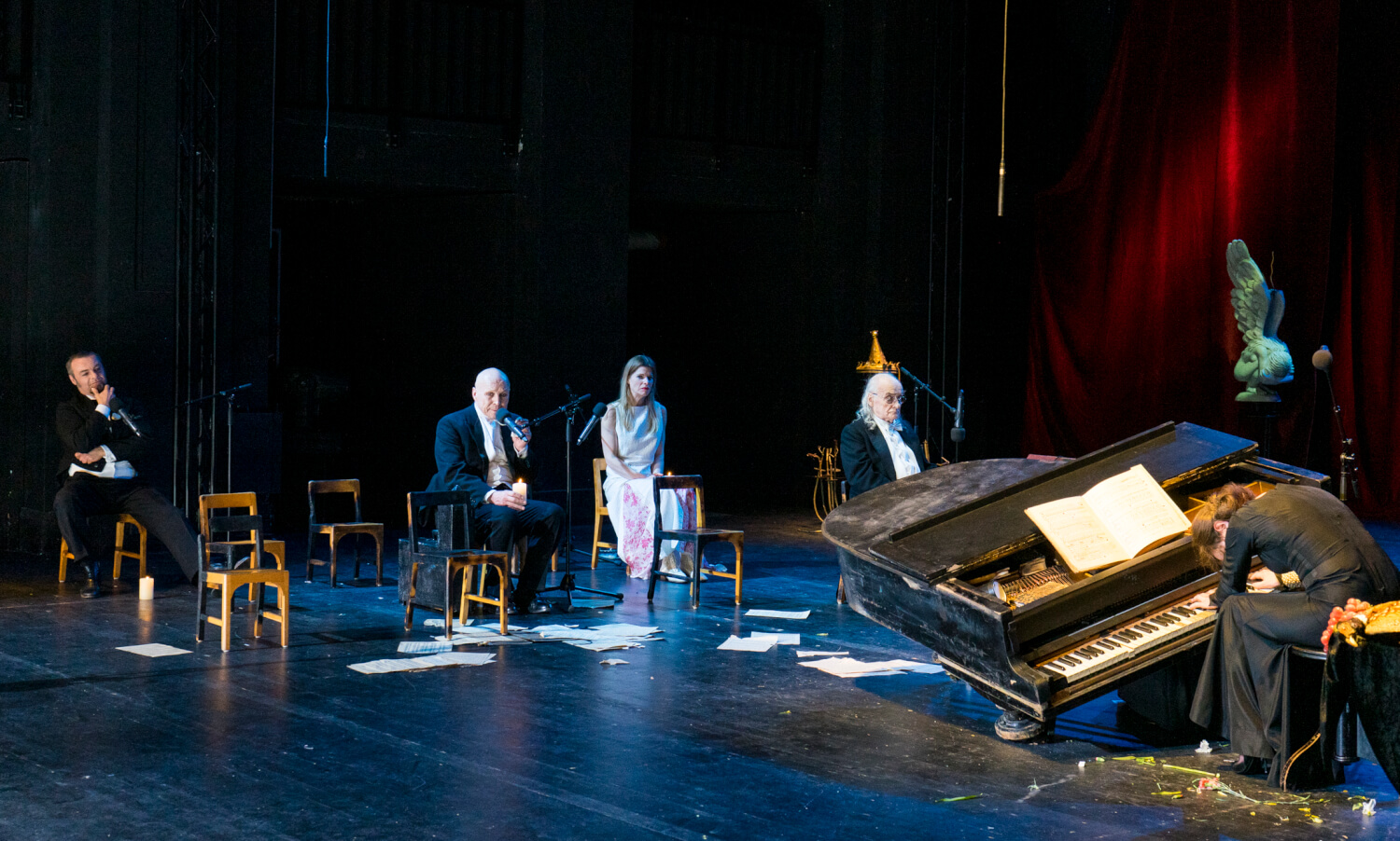 Das Ensemble der Mülheimer "Gespenster" mit Engel und Flügel (v.l.: Steffen Reuber, Klaus Herzog, Dagmar Geppert, Roberto Ciulli, Petra von der Beek)