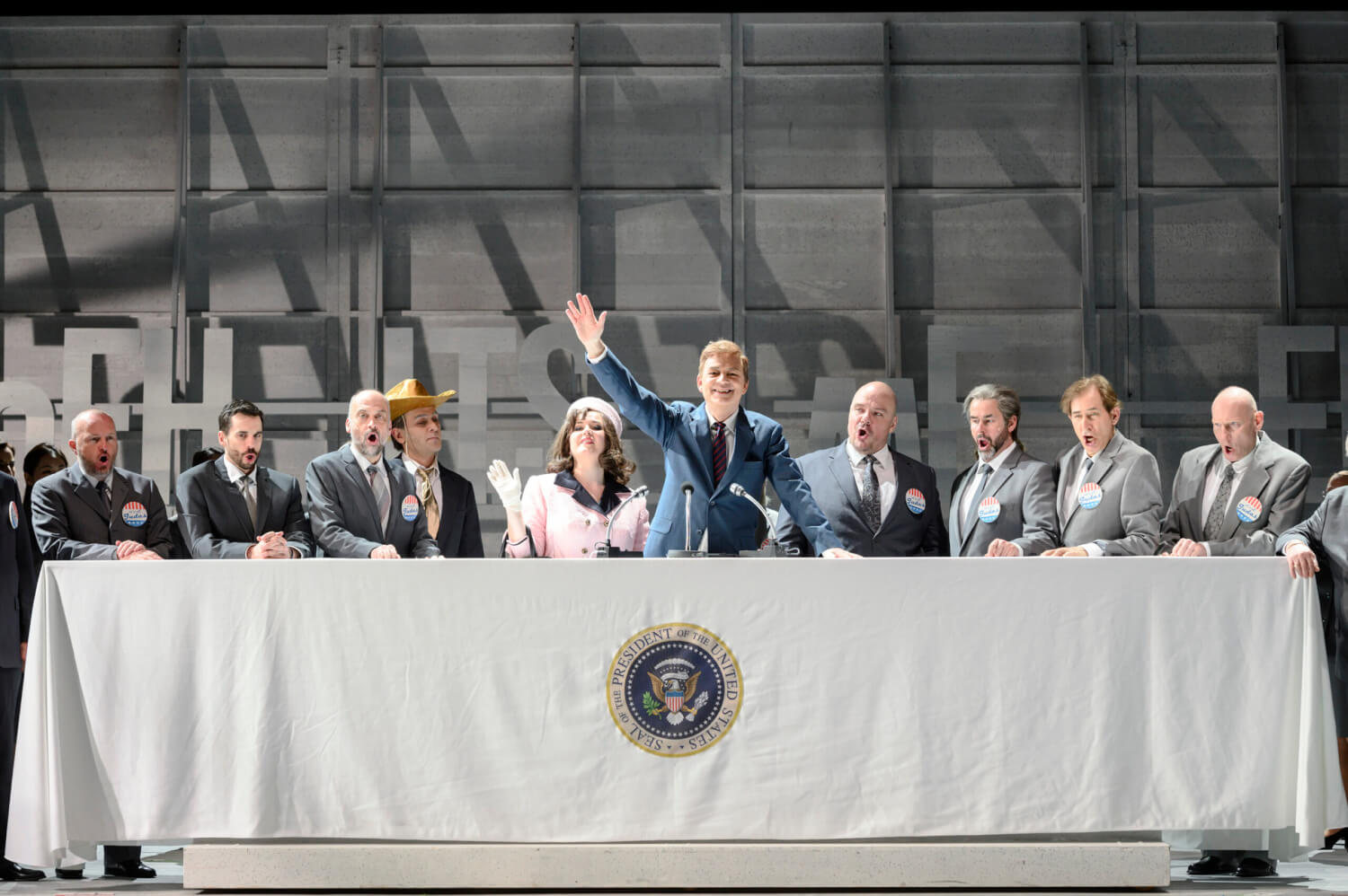 Szene mit Kate Allen, Alejandro Marco-Buhrmester und dem Opernchor des Staatstheater Augsburg