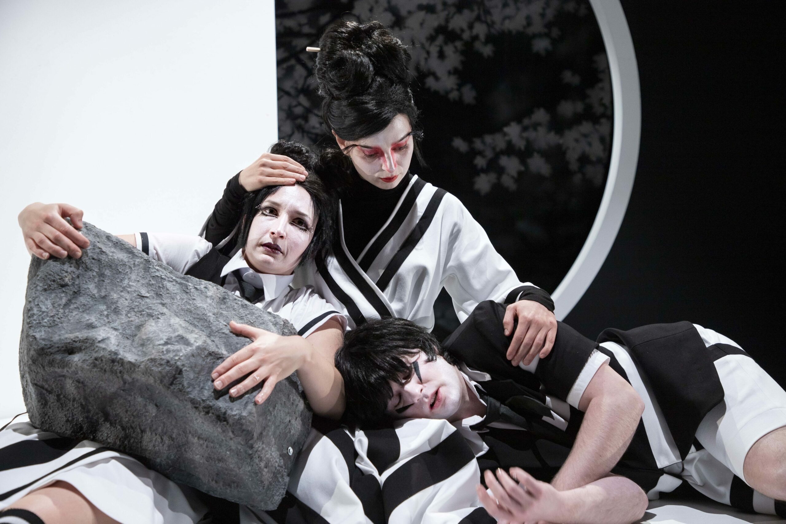 Damit die Geschichte uns nicht zu nah ist: Die Künstlichkeit in "Miyu Unsahiro" erinnert an das japanische Nō-Theater.