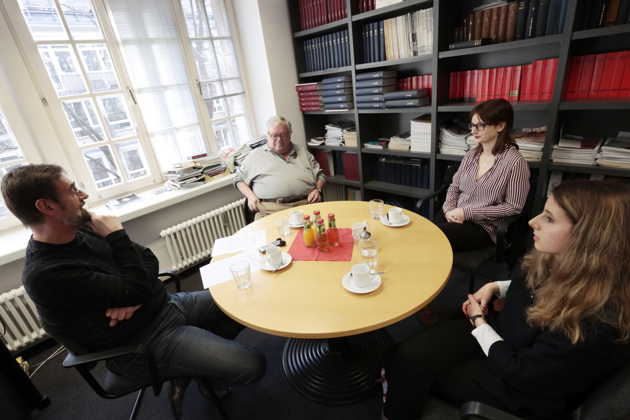 Im Redaktionsgespräch über die Zukunft der Kritik (v.l.n.r.): Chefredakteur Detlef Brandenburg (62), Kritiker Michael Laages (62), Maike Grabow (22) und Melissa ­Korbmacher (22)