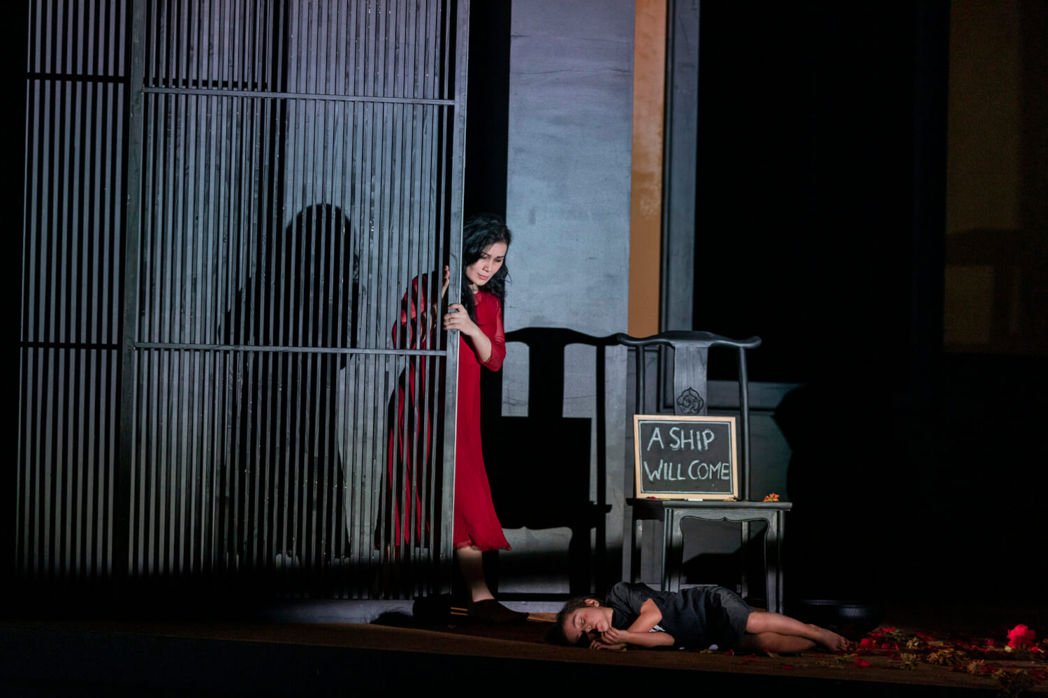 Barno Ismatullaeva als "Madama Butterfly" mit Jana Beck als "Kind" (liegend)