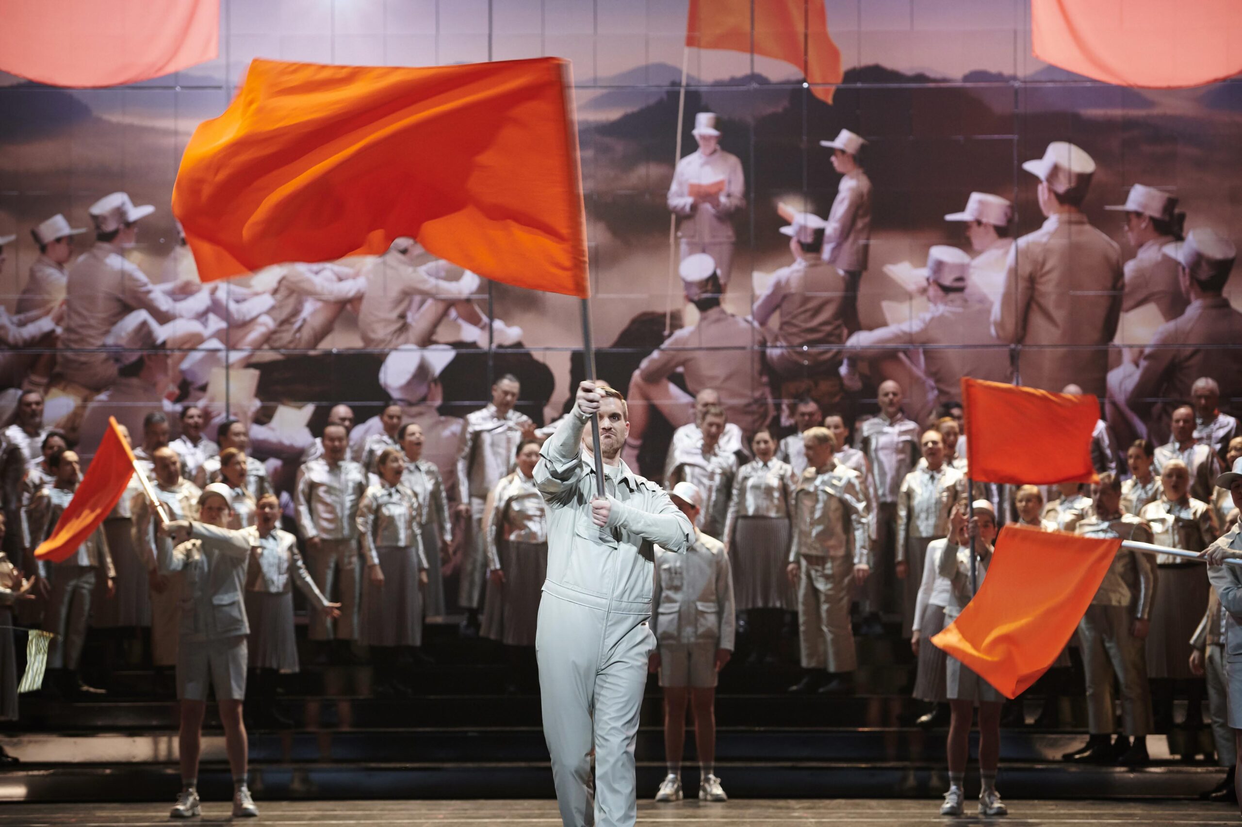 Brüder, zur Fahne, zur Freiheit: Jarrett Ott als Chou En-lai mit Maos silbernen Garden