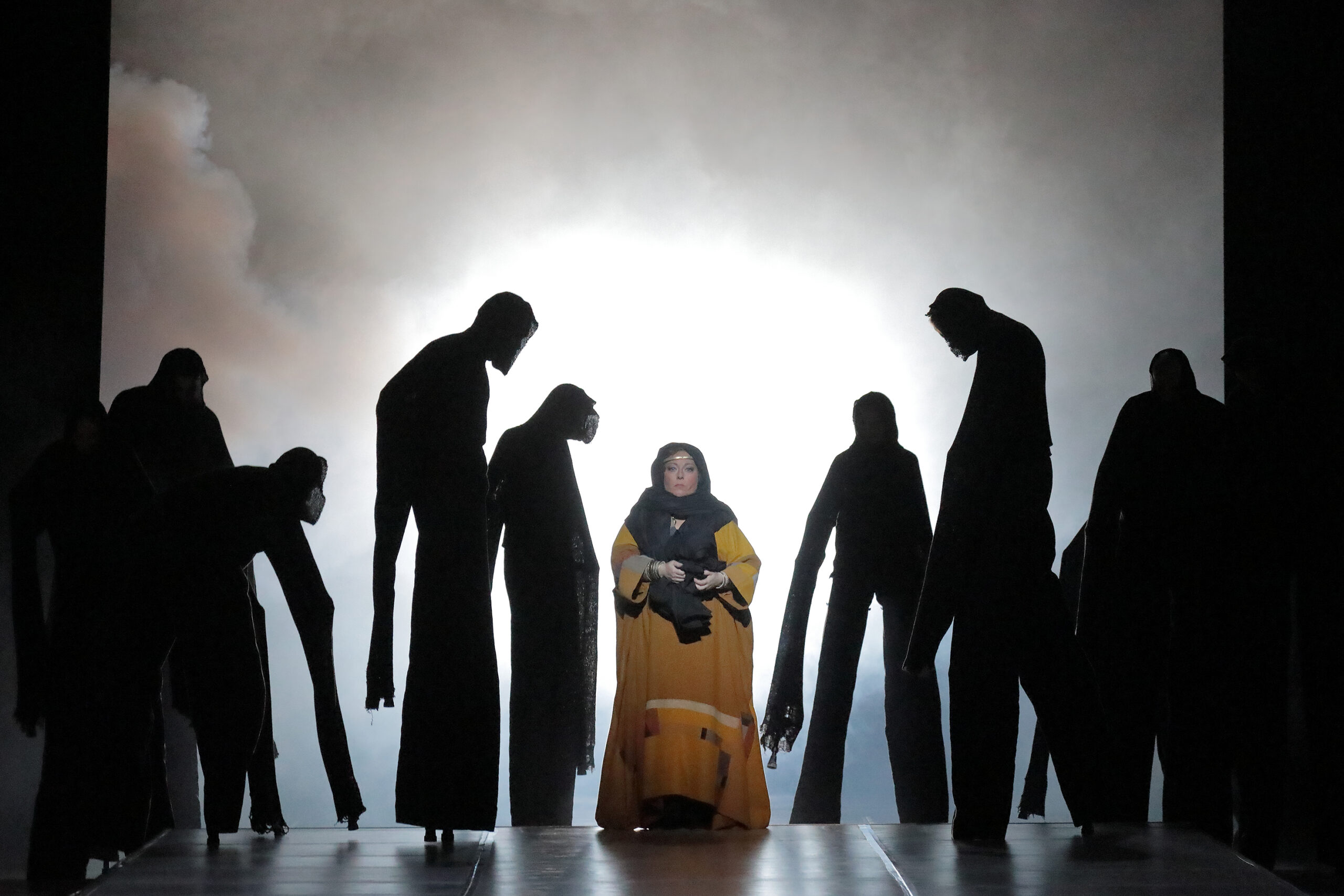 Alceste vor dem Selbstopfer: Dorothea Röschmann, umgeben von dunklen Schatten in der Inszenierung von Sidi Larbi Cherkaoui