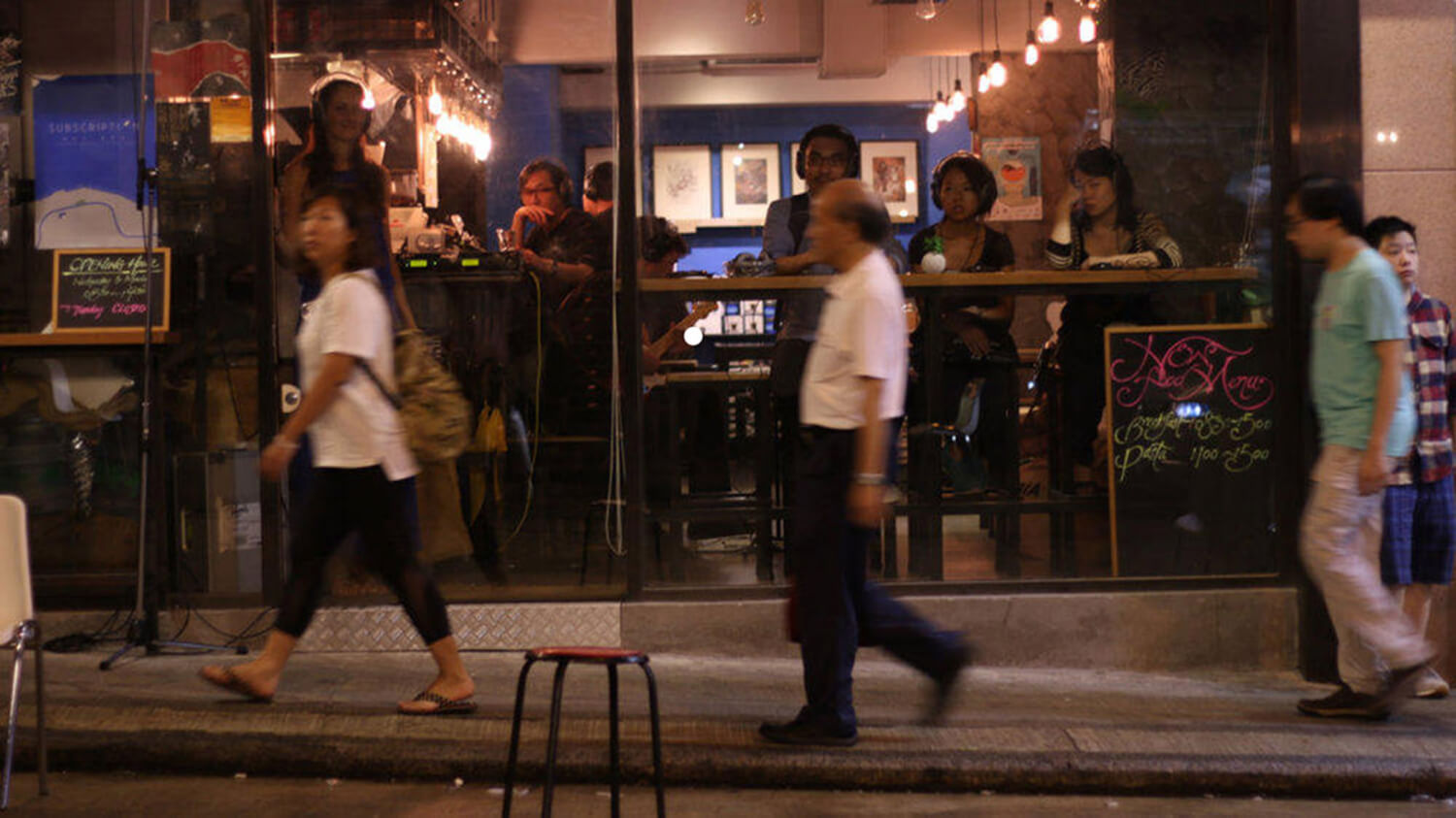 Menschen in der Stadt. Stimmungsbild von der Uraufführung von "City Pieces" in Hongkong