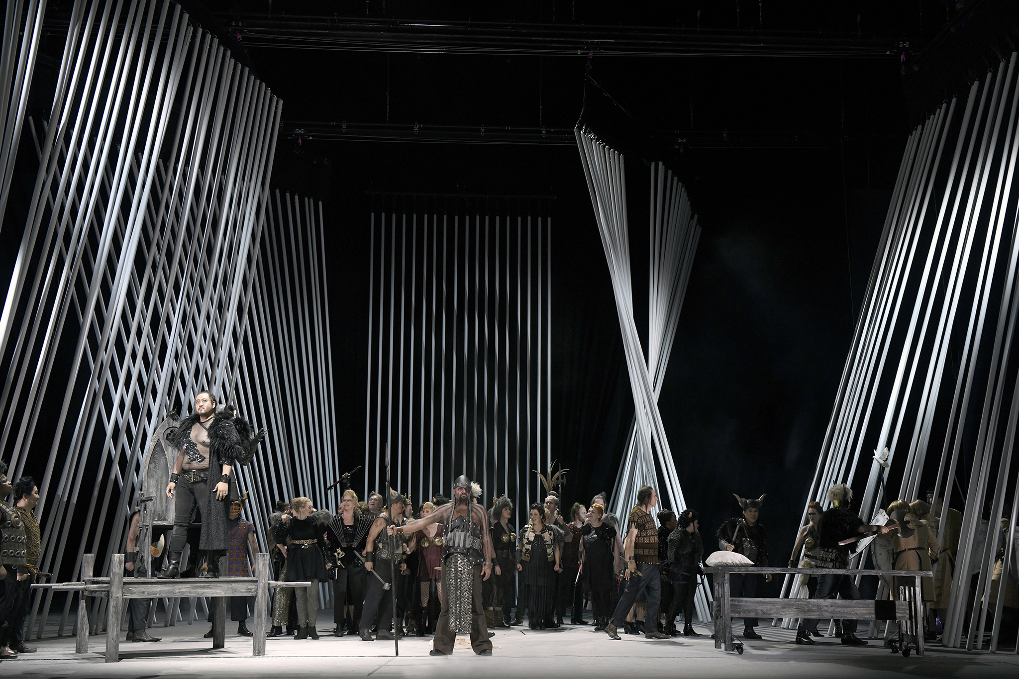 Der neue „Lohengrin” am Staatstheater Nürnberg - mit 300 beweglichen Stabelementen