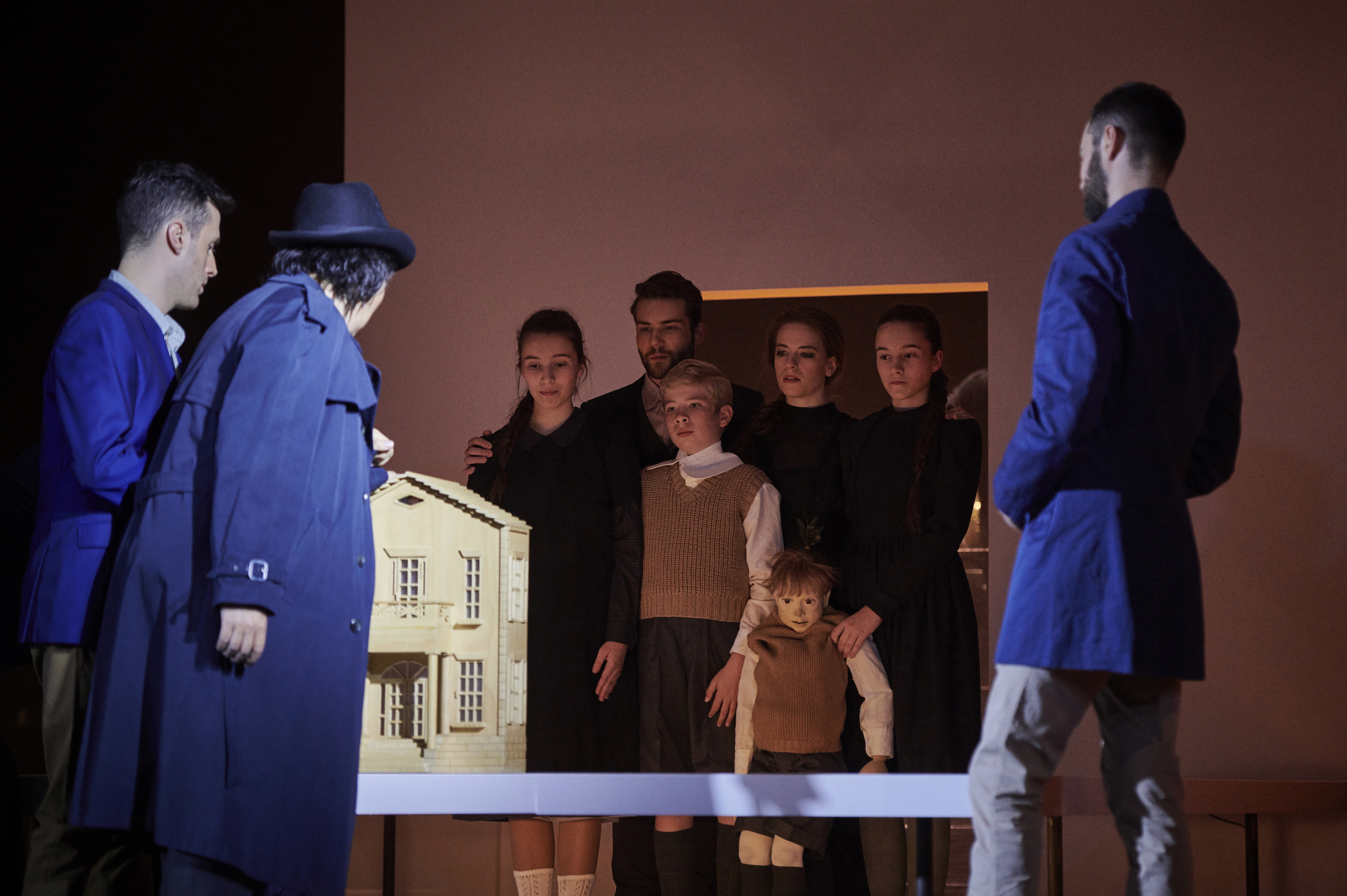 Eine Familienaufstellung? Ensembleszene aus "L'Invisible" am Staatstheater Braunschweig