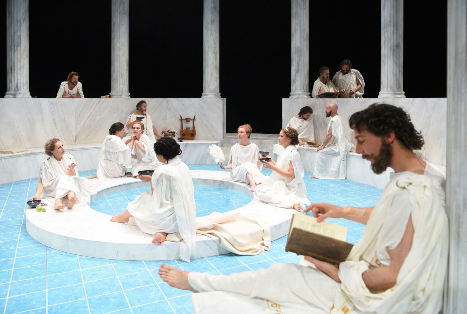 Ibsen im Tempel? "Ein Volksfeind" in Jo Fabians Inszenierung in Cottbus