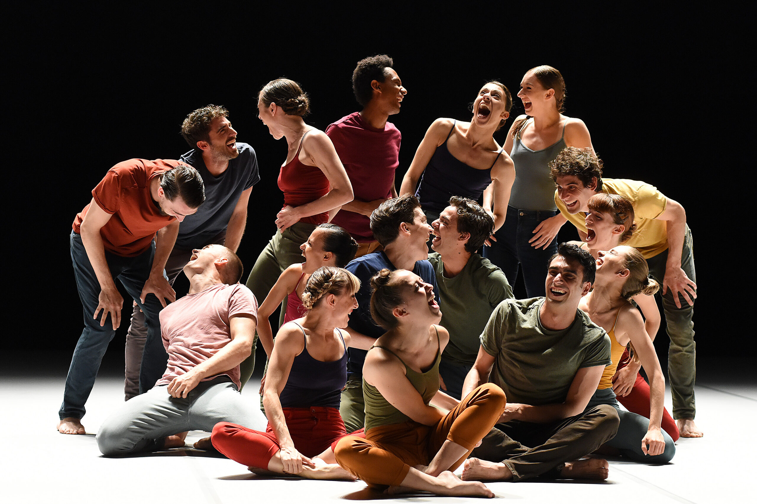 Formiert sich zum Gruppenbild: das hochkarätige Ensemble der Dance Company Eric Gauthiers in "Decadance"