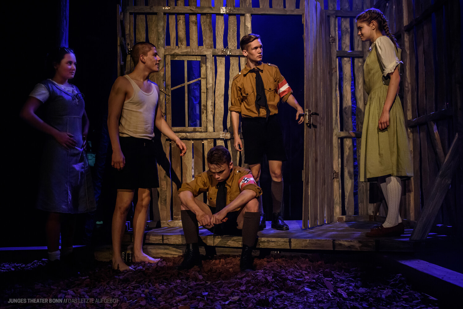 Das junge Ensemble spielt berührend die emotionalen Zwangslagen, auf dem Foto: Fabiola Mon de la Fuente, Oscar Kafsack, Karl Junker, Tristan Witzel, Tamina Friedrich.