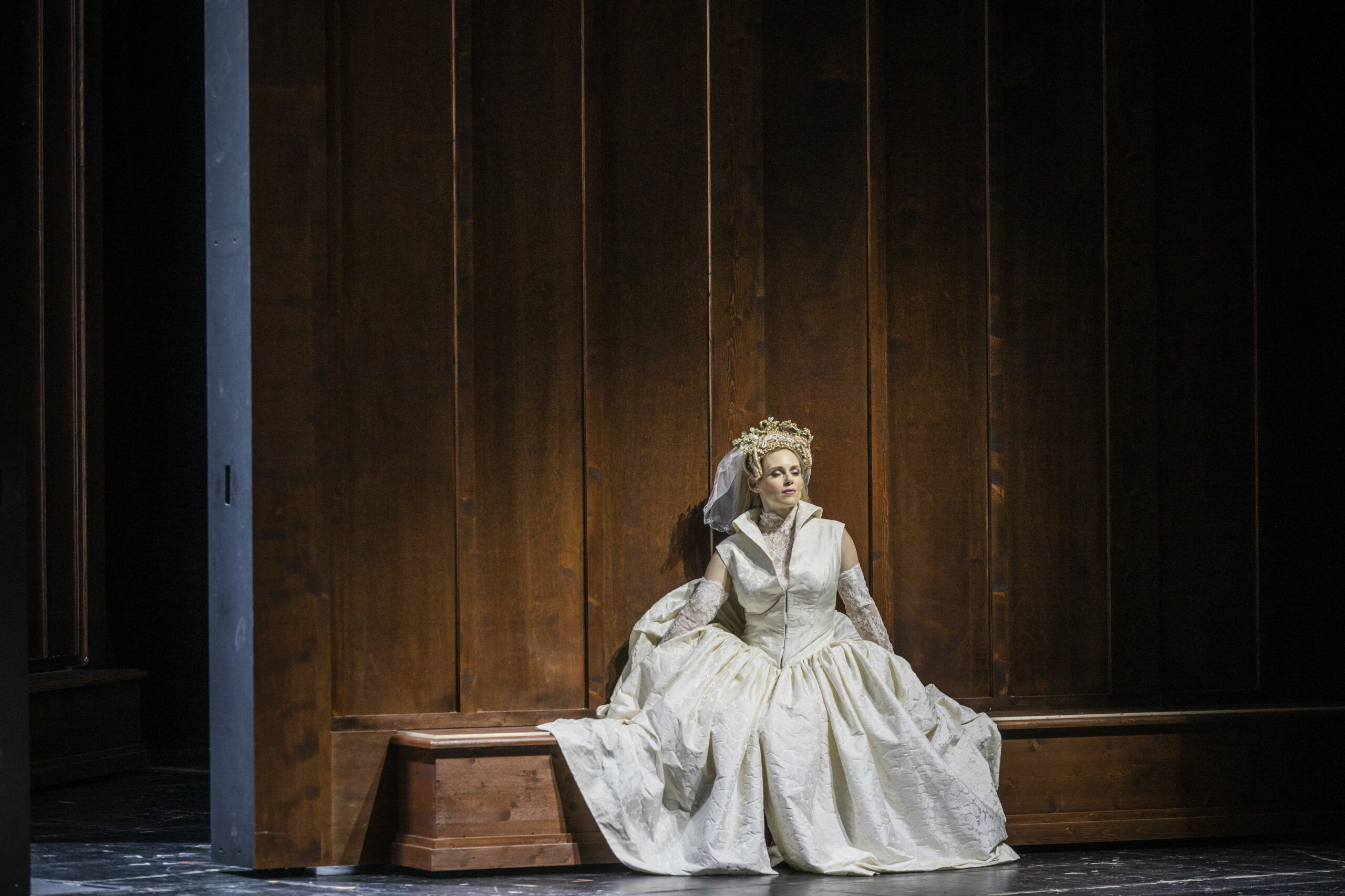 Emily Newton als Elisabeth von Valois in Jens-Daniel Herzogs „Don Carlos“-Inszenierung 