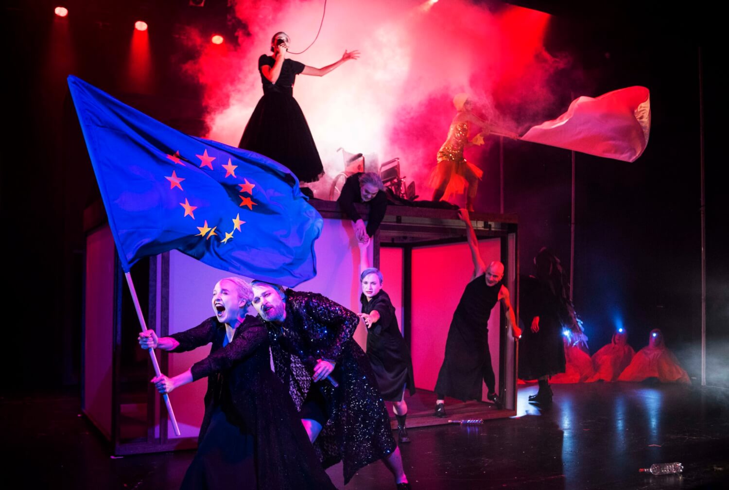 Die arg farbenfrohe Uraufführunginszenierung von "Warten auf Sturm" am Staatstheater Cottbus; Ensemble.