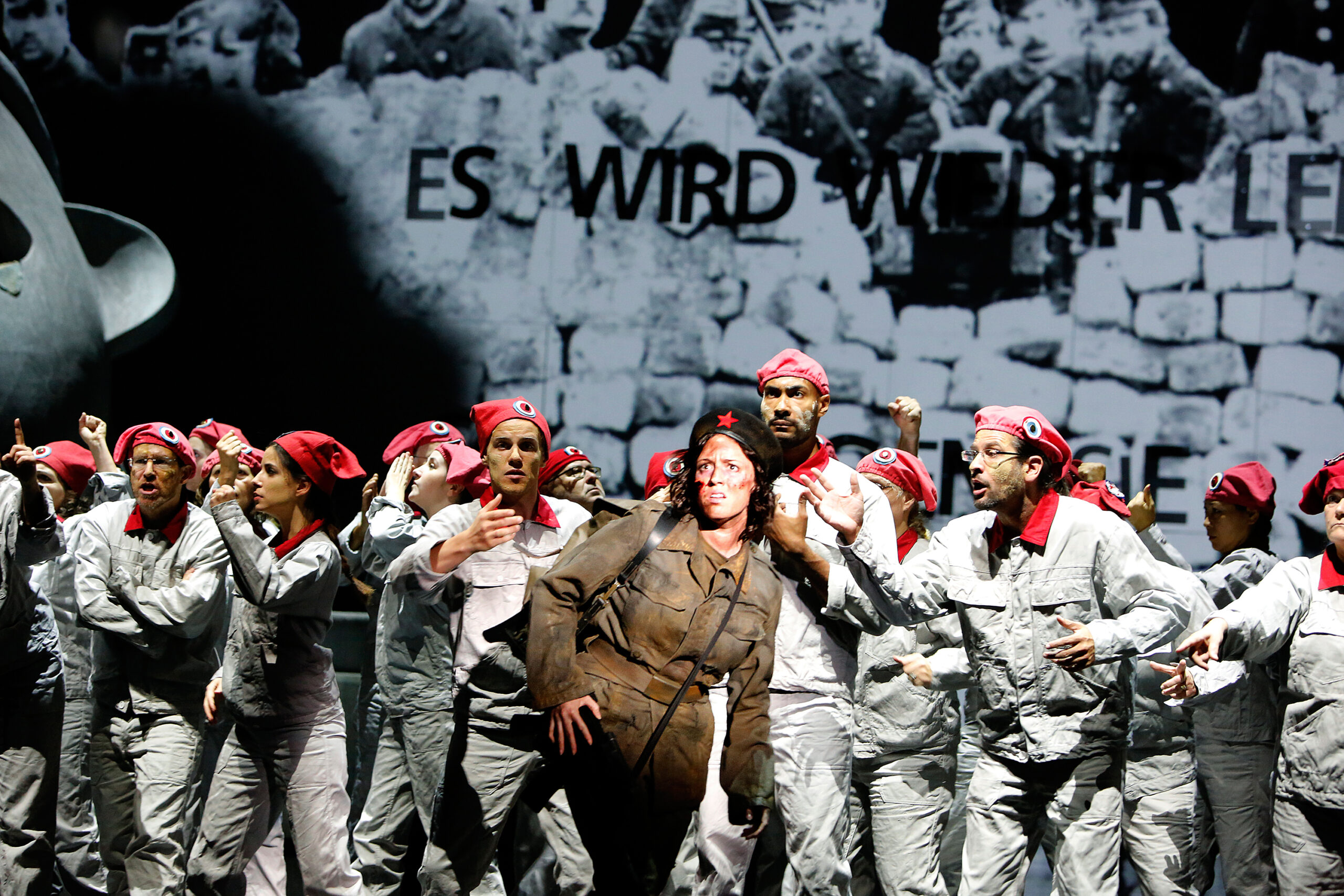 Die Frau als Heldin der Revolution: Rainelle Krause als Guerillera Tania Brunke mit dem Chor und Kammerchor des Theaters Basel 
