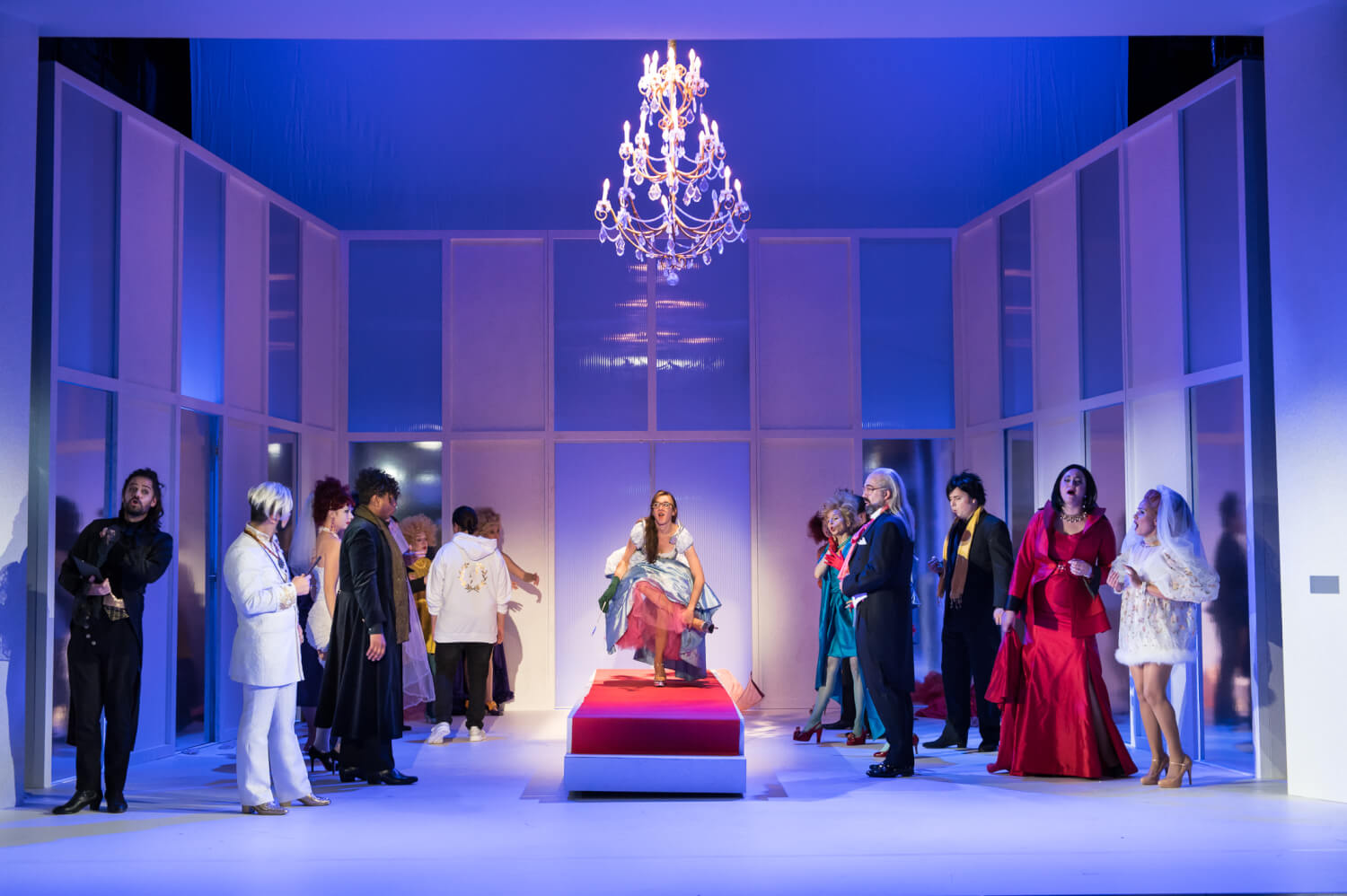 "Cendrillon" in Freiberg: Dimitra Kalaitzi-Tilikidou (Cendrillon) und Ensemble.