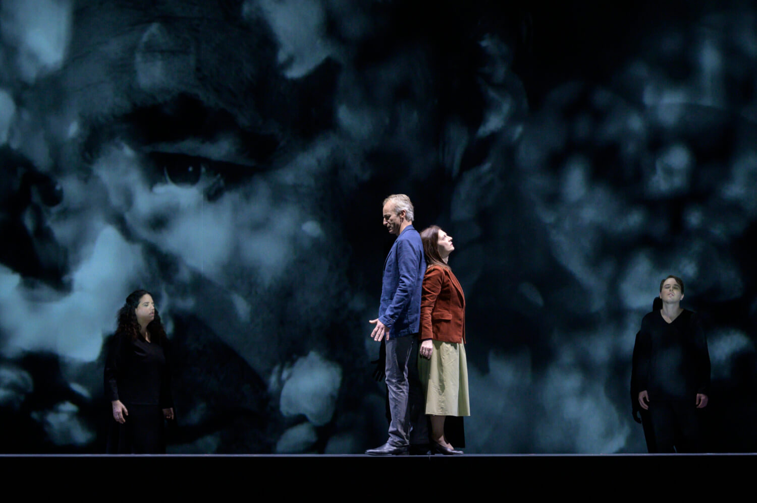 Die Liebenden (Dietrich Henschel, Franziska Ciofi) und ihre dunklen „inneren Stimmen“ (Nora Frenkel, Terry Wey).