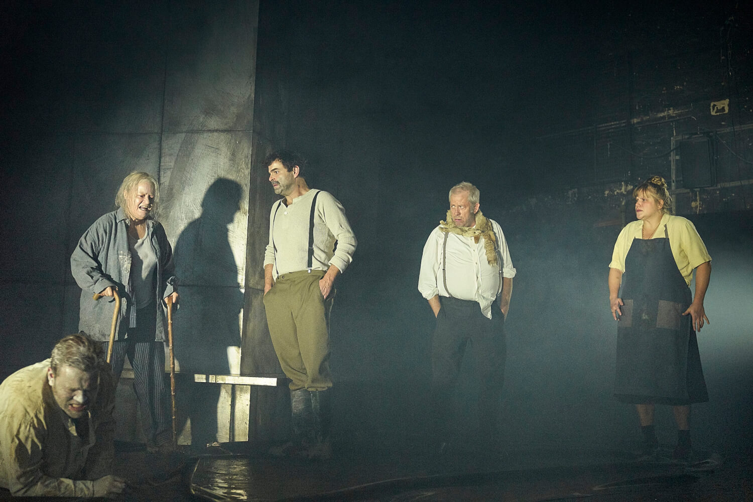 Jonathan Kempf, Josefin Platt, Andreas Döhler, Thilo Nest und Stefanie Reinsperger (v.l.) in "Glaube und heimat" von Karl Schönherr am Berliner Ensemble