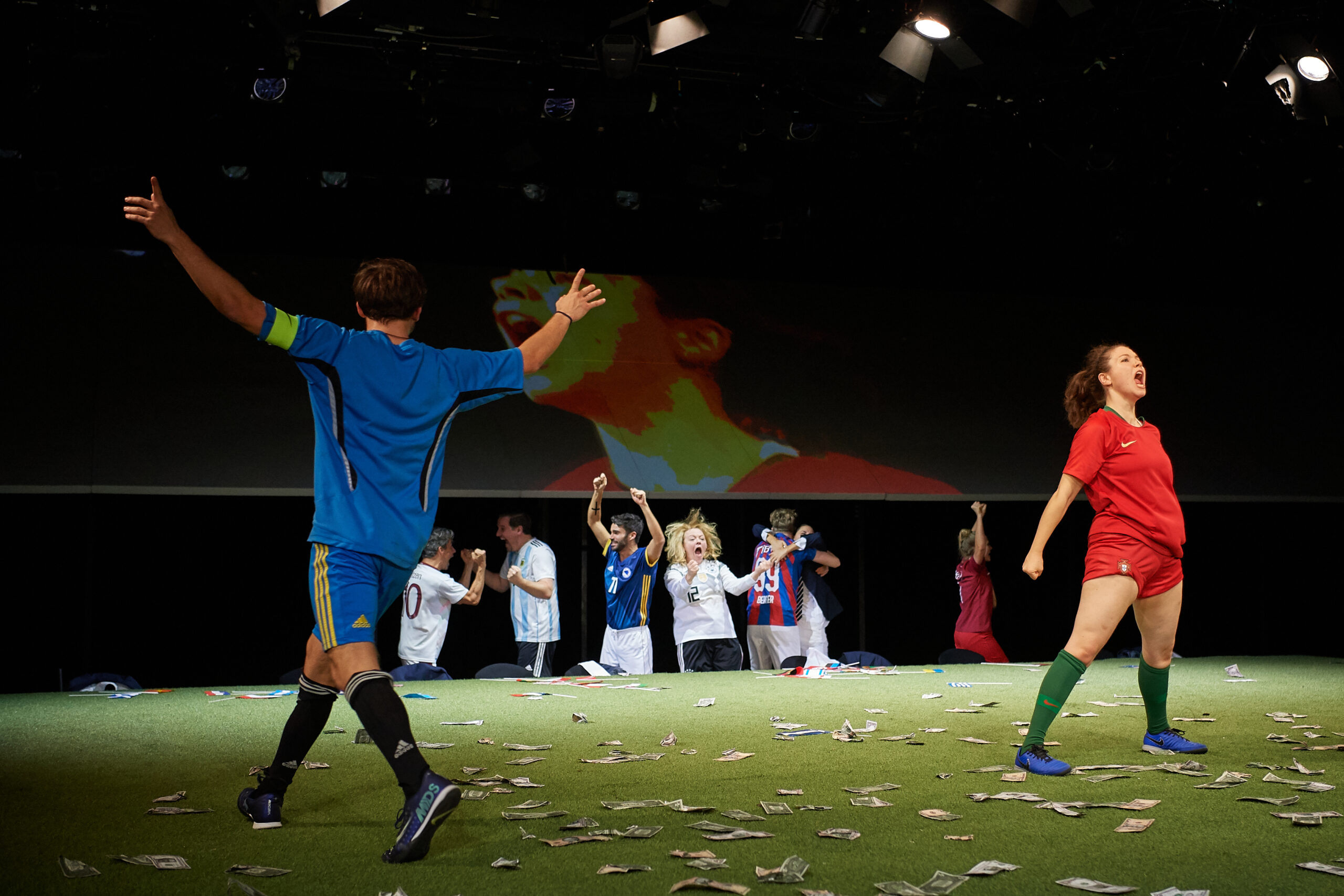 Das Ensemble hat Spaß am Fußball im Berner „FIFA“-Projekt