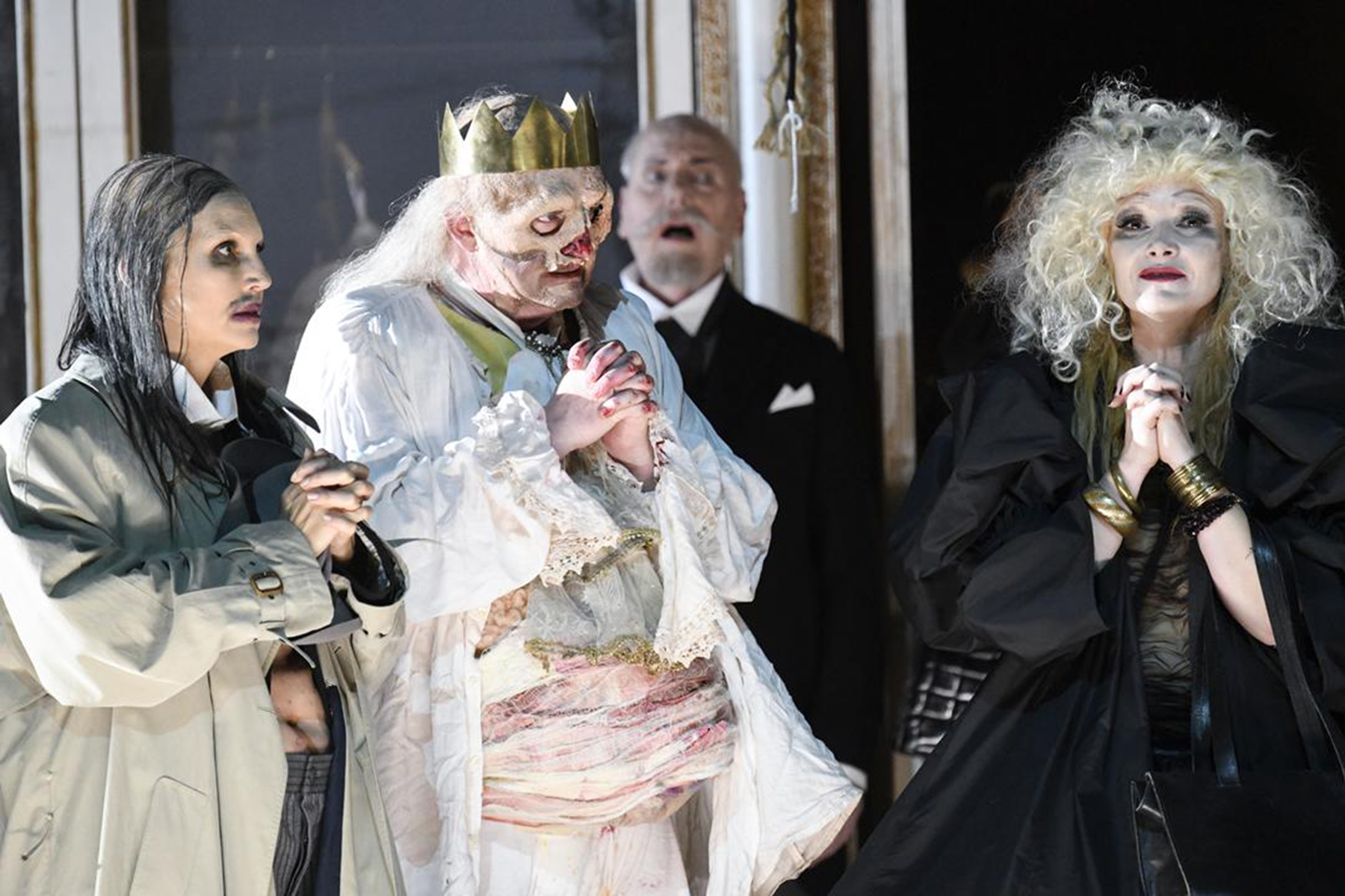 Willkommen beim Tanz der Vampire – von links: Maren Engelhardt (Idamante), Lothar Odinius (Idomeneo), Statisterie und Vida Mikneviciute (Elettra)